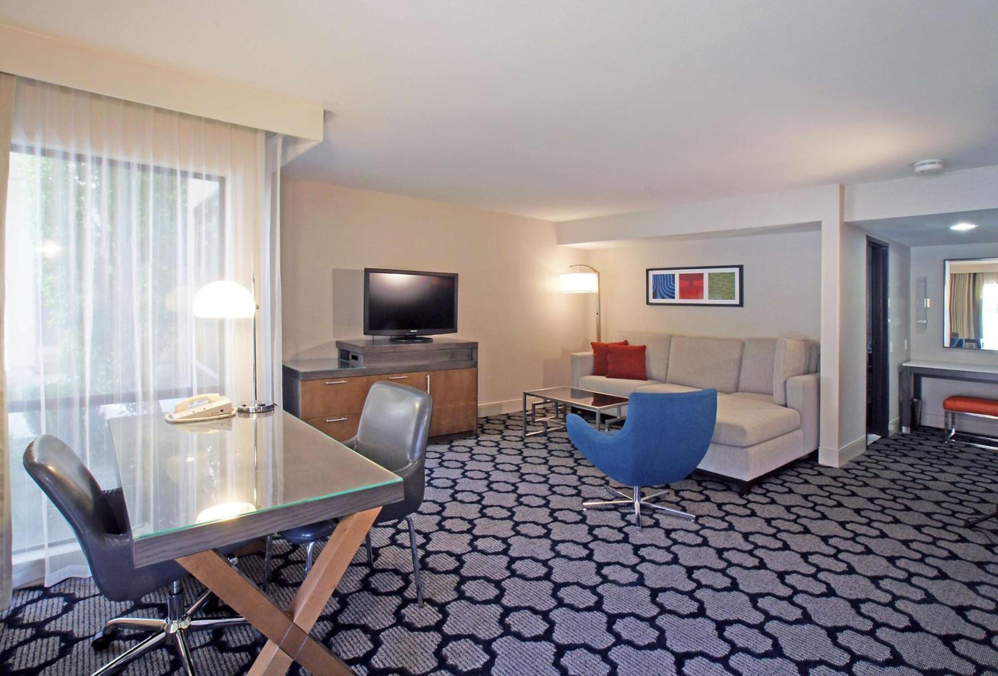 Junior Suite with Pool Side (No Resort Fees),1551309520:JPEG
