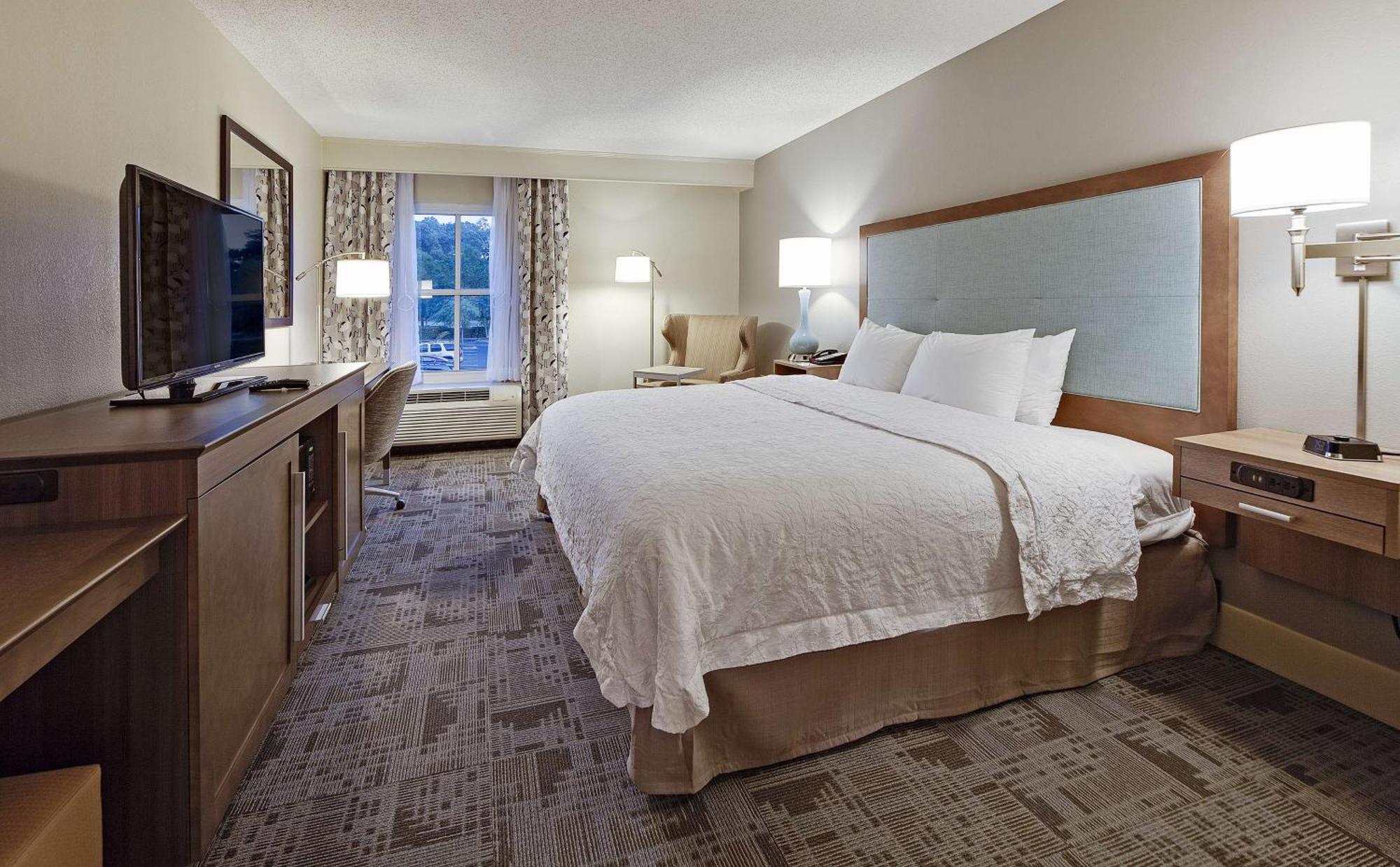 King Room with Accessible Tub - Mobility and Hearing Access/Non-Smoking