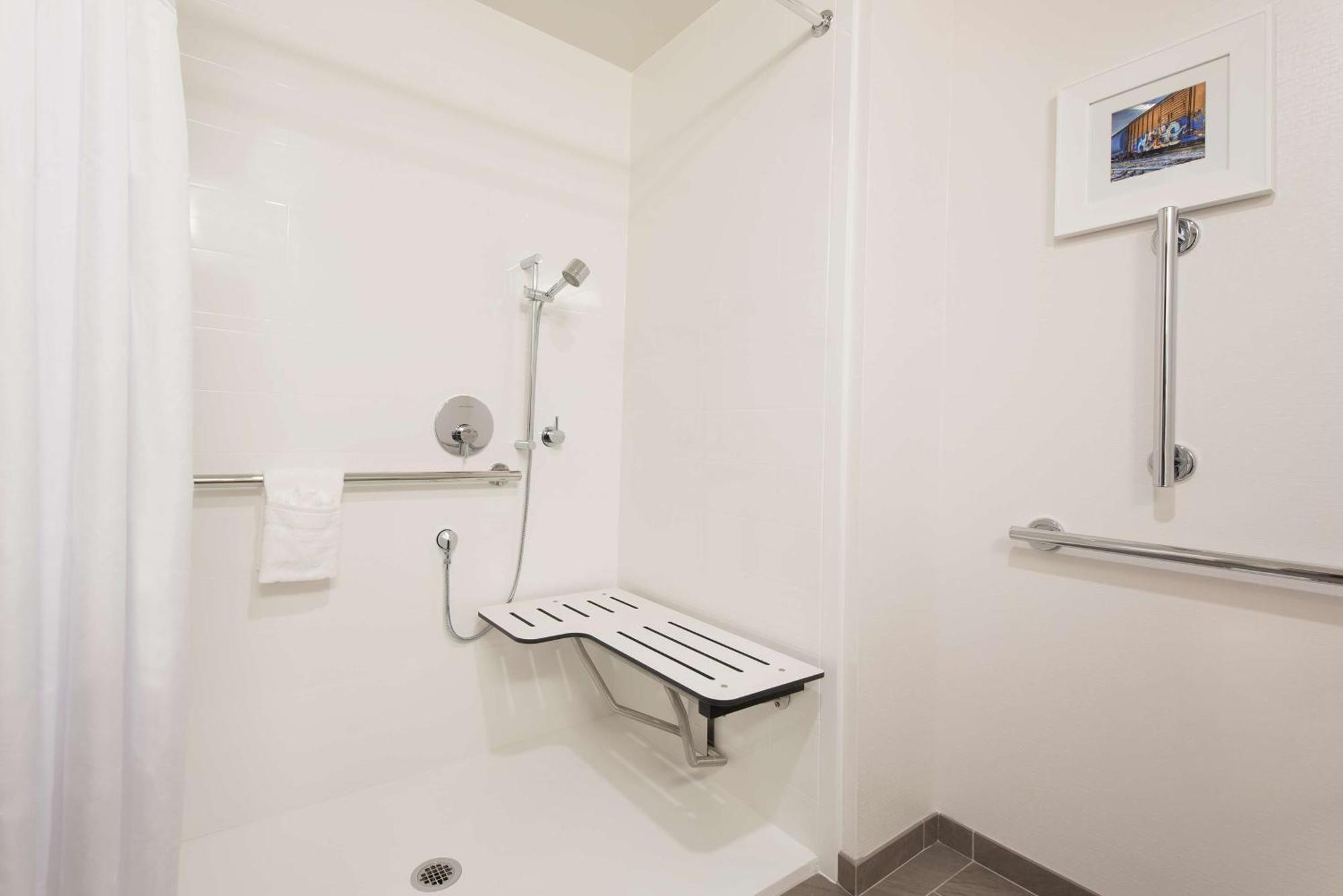 King Room with Tub - Mobility Access/Non-Smoking,1551403012:JPEG