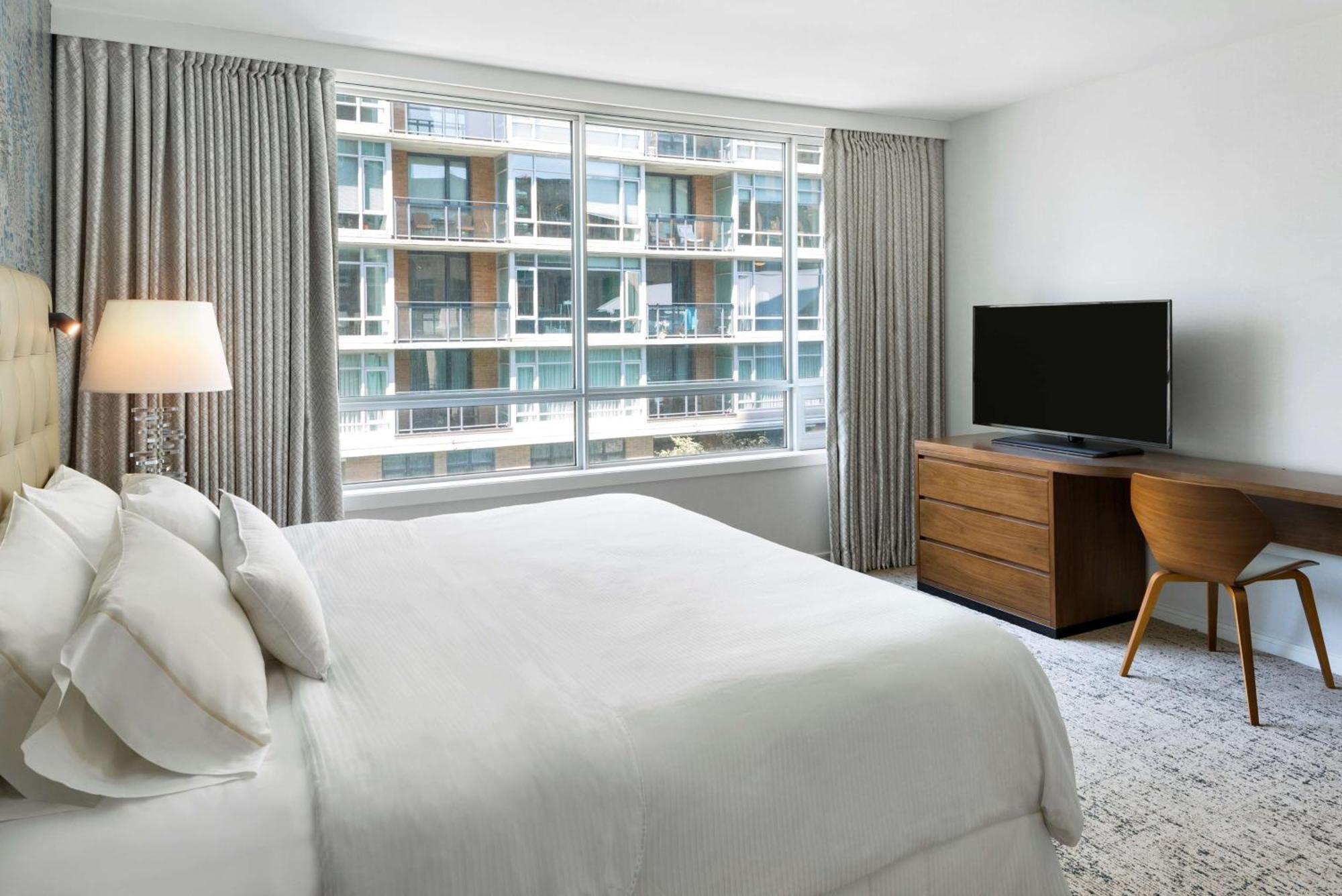 Zimmer mit Kingsize-Bett und ebenerdiger Dusche - barrierefrei, für Hörgeschädigte geeignet