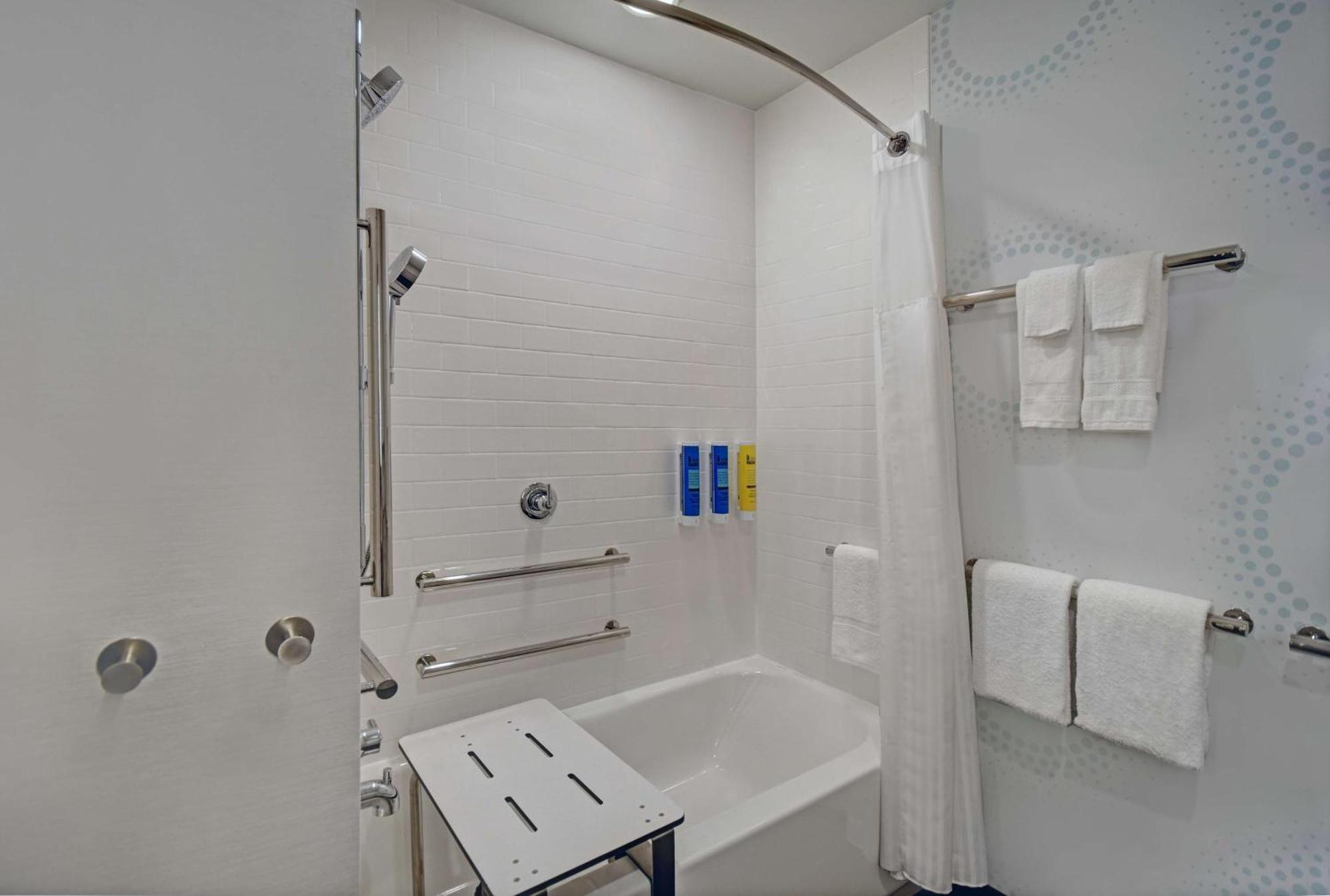 King Room Bath Tub Mobility Access,1551468337:JPEG