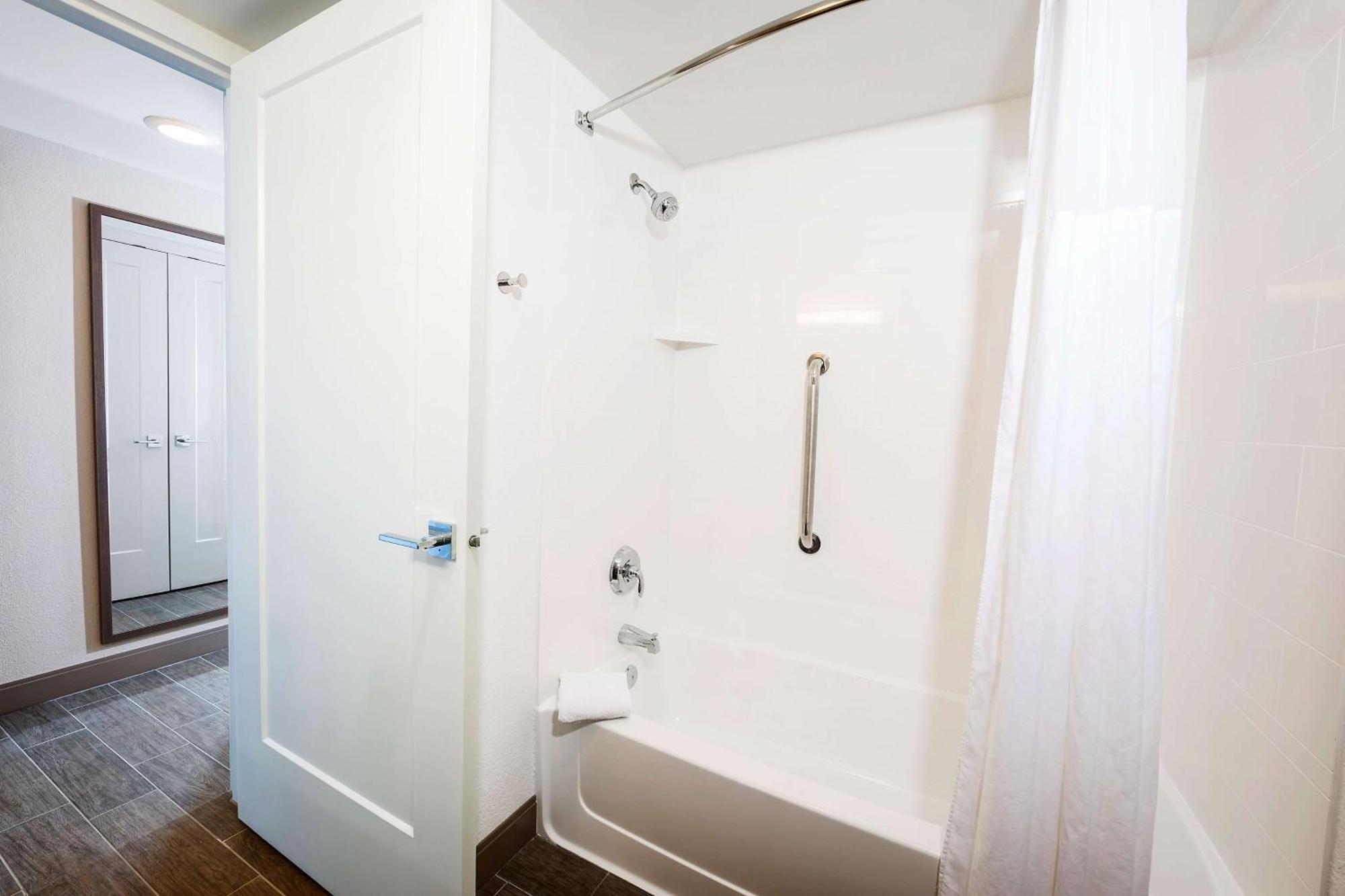 Queen Room with Two Queen Beds / Ocean View - Non-Smoking,1275774028:JPEG