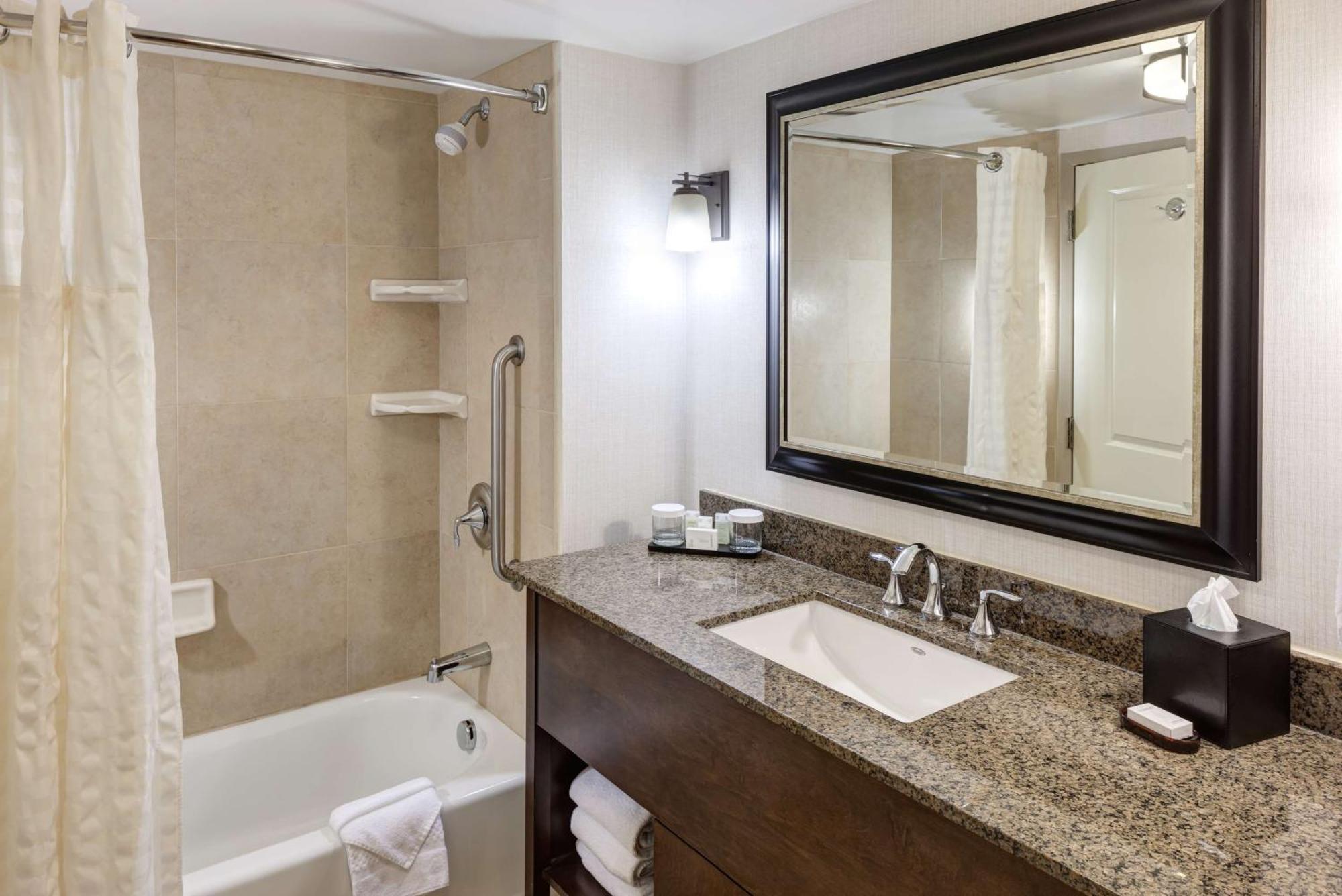 King Suite with Accessible Tub - Mobility and Hearing Access/Non-Smoking