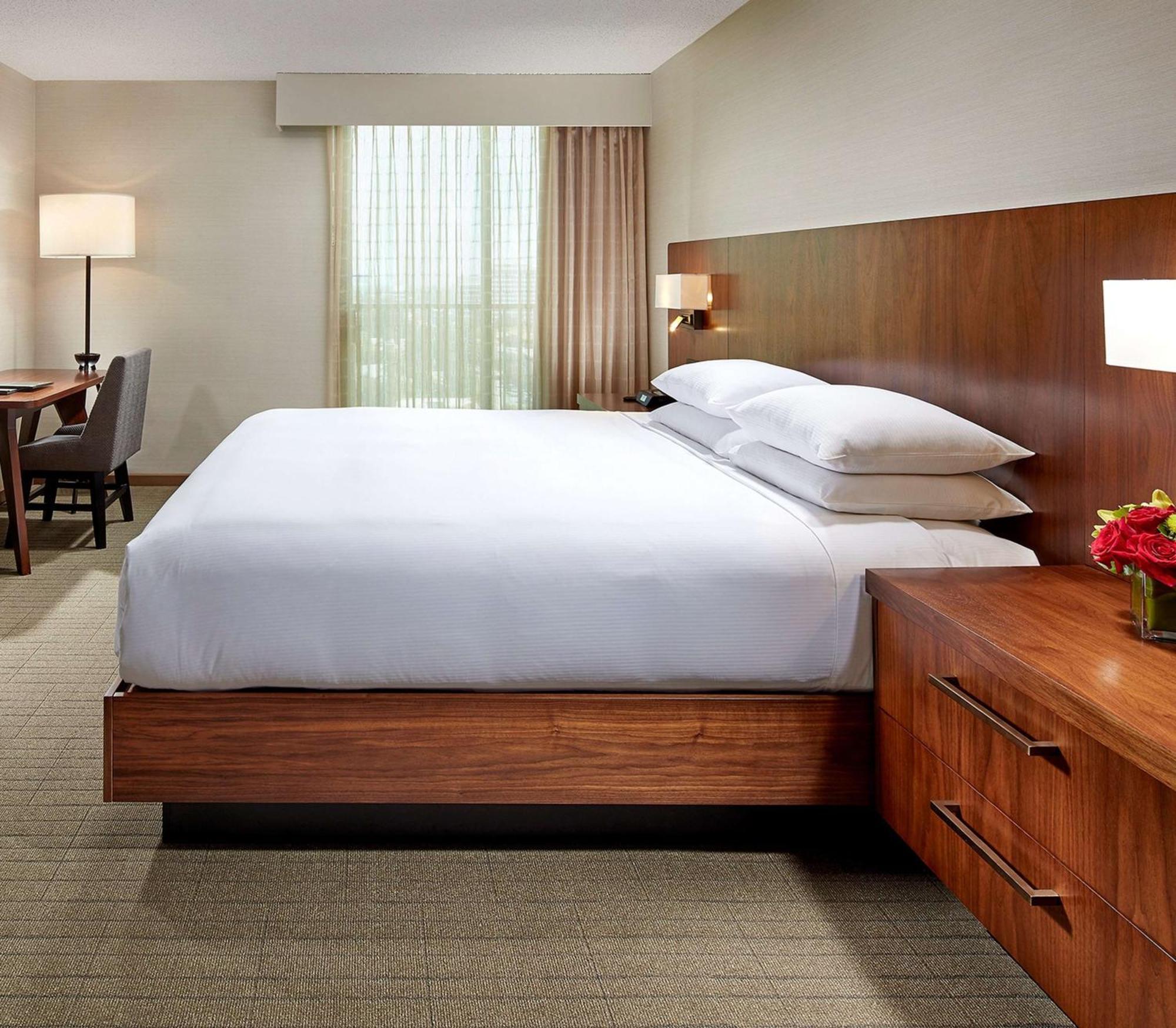 King Room with Roll-In Shower - Mobility Access,1552330084:JPEG
