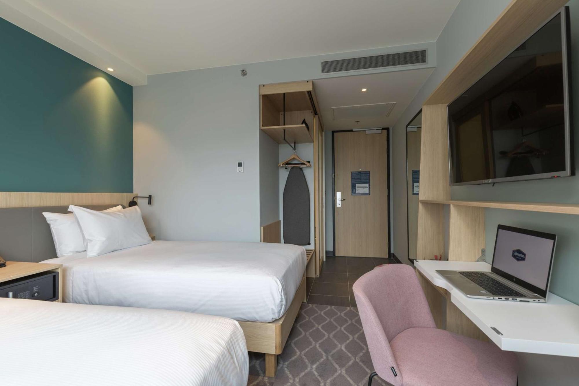 Twin Room,1552477618:JPEG