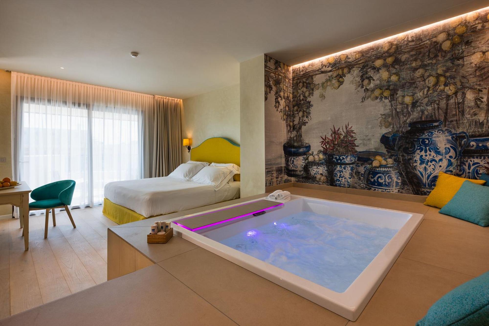 Suite Hot Tub,1499238931:JPEG