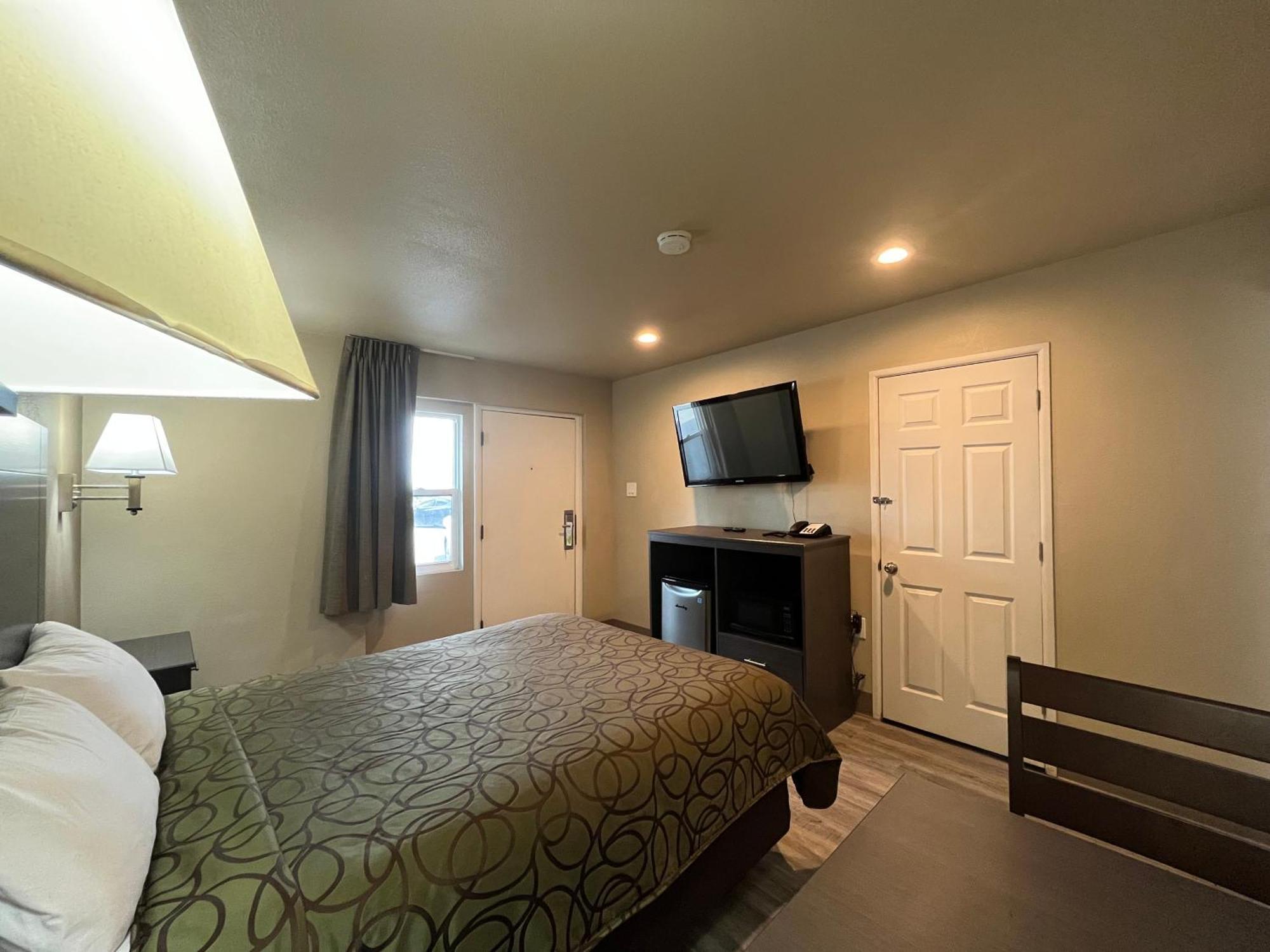 Queen Room,1553333602:JPEG