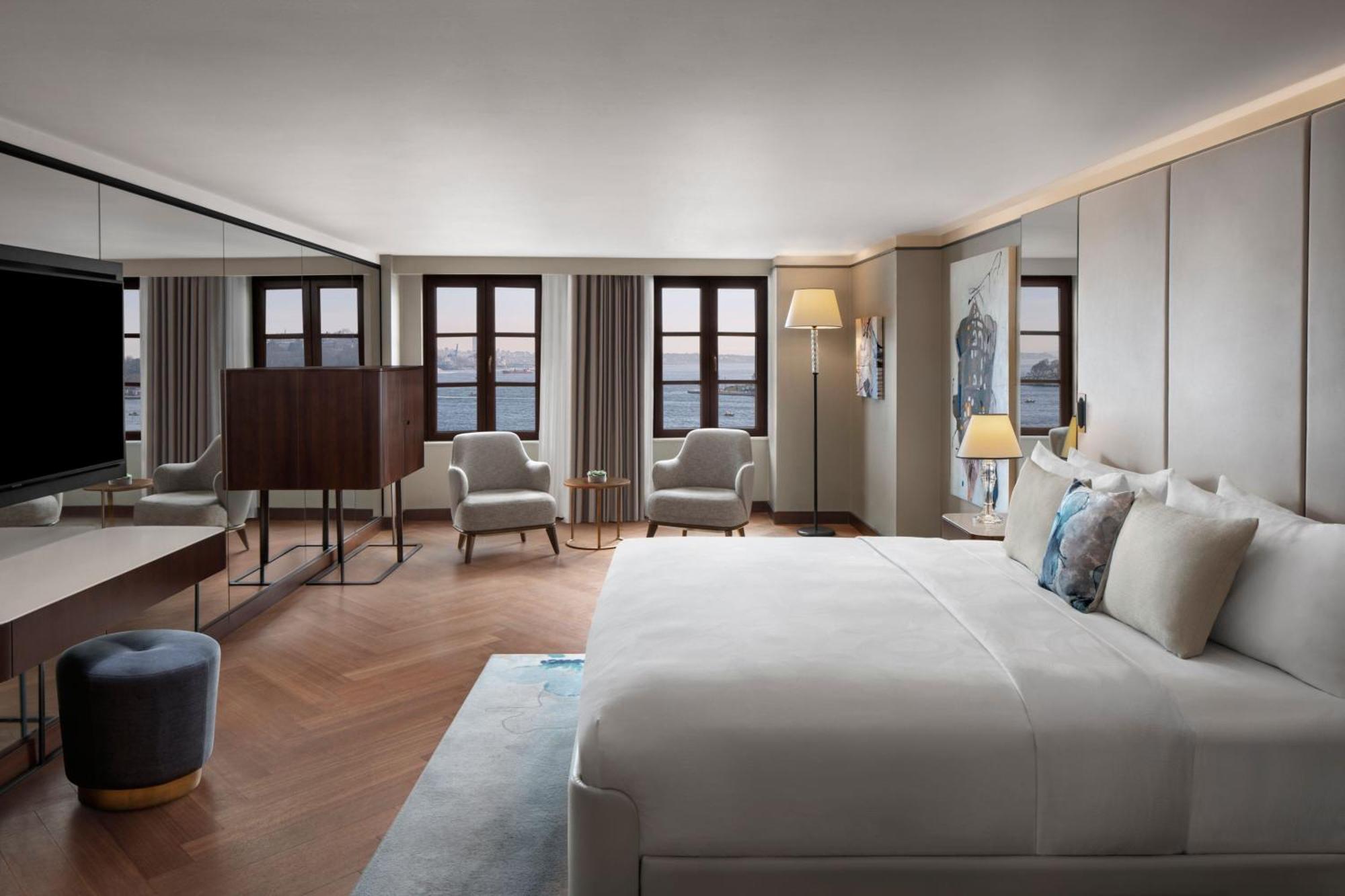 Superior Zimmer mit Kingsize-Bett und Blick auf den Bosporus