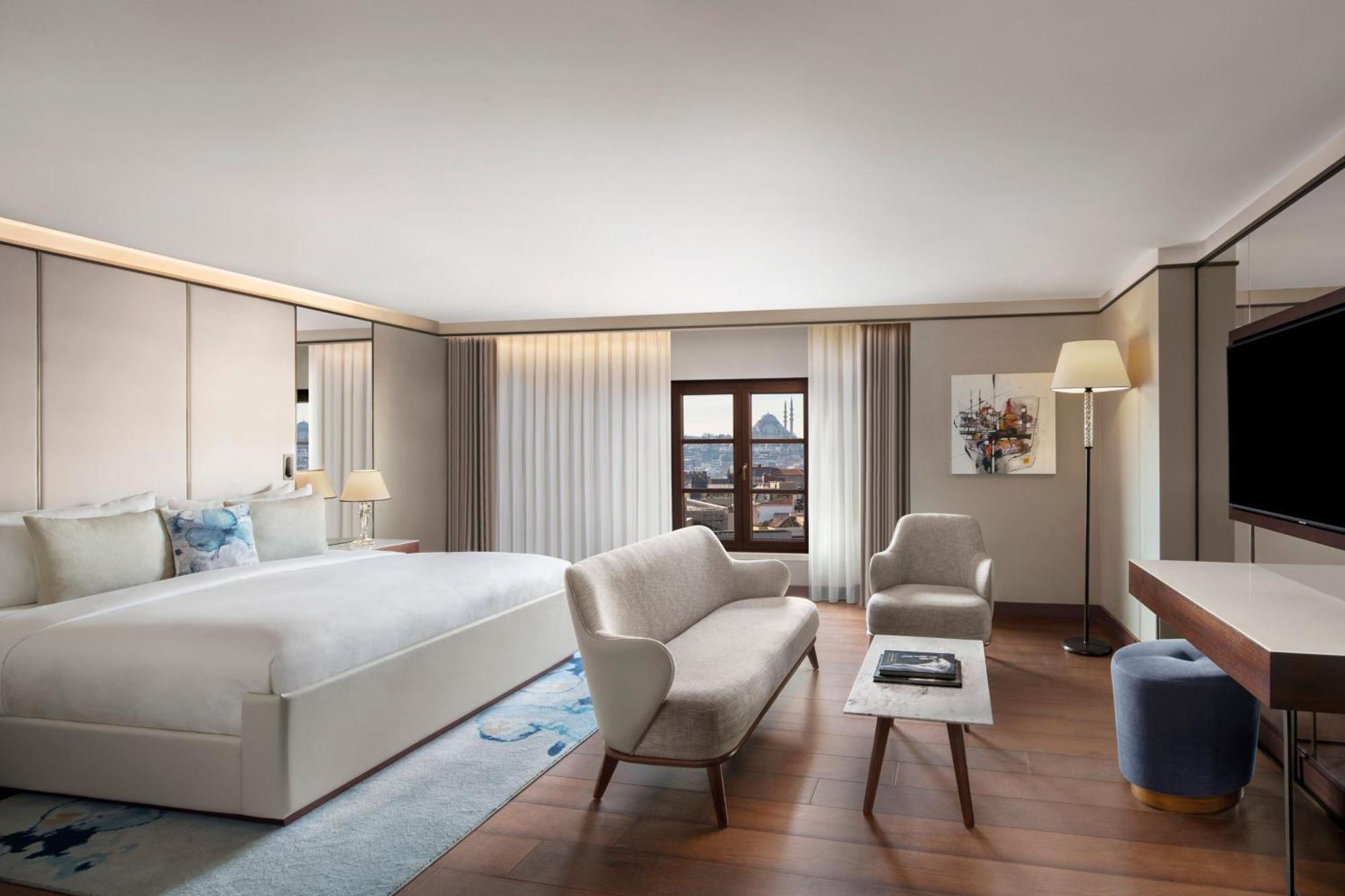 Superior Zimmer mit Kingsize-Bett und Panoramablick auf die Stadt