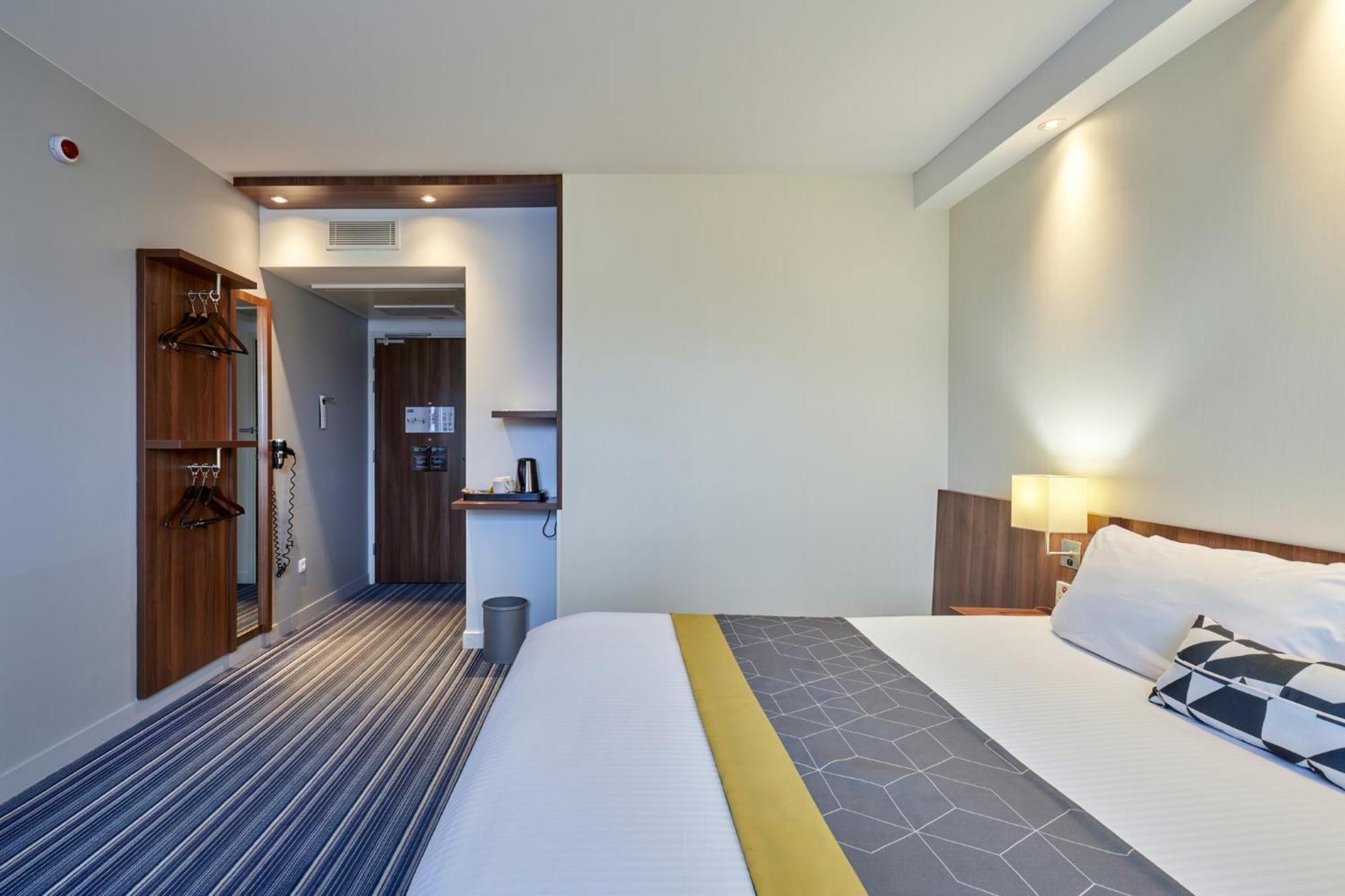 Chambre Lit Queen-Size Standard - Accessible aux Personnes à Mobilité Réduite avec Petit-Déjeuner Gratuit