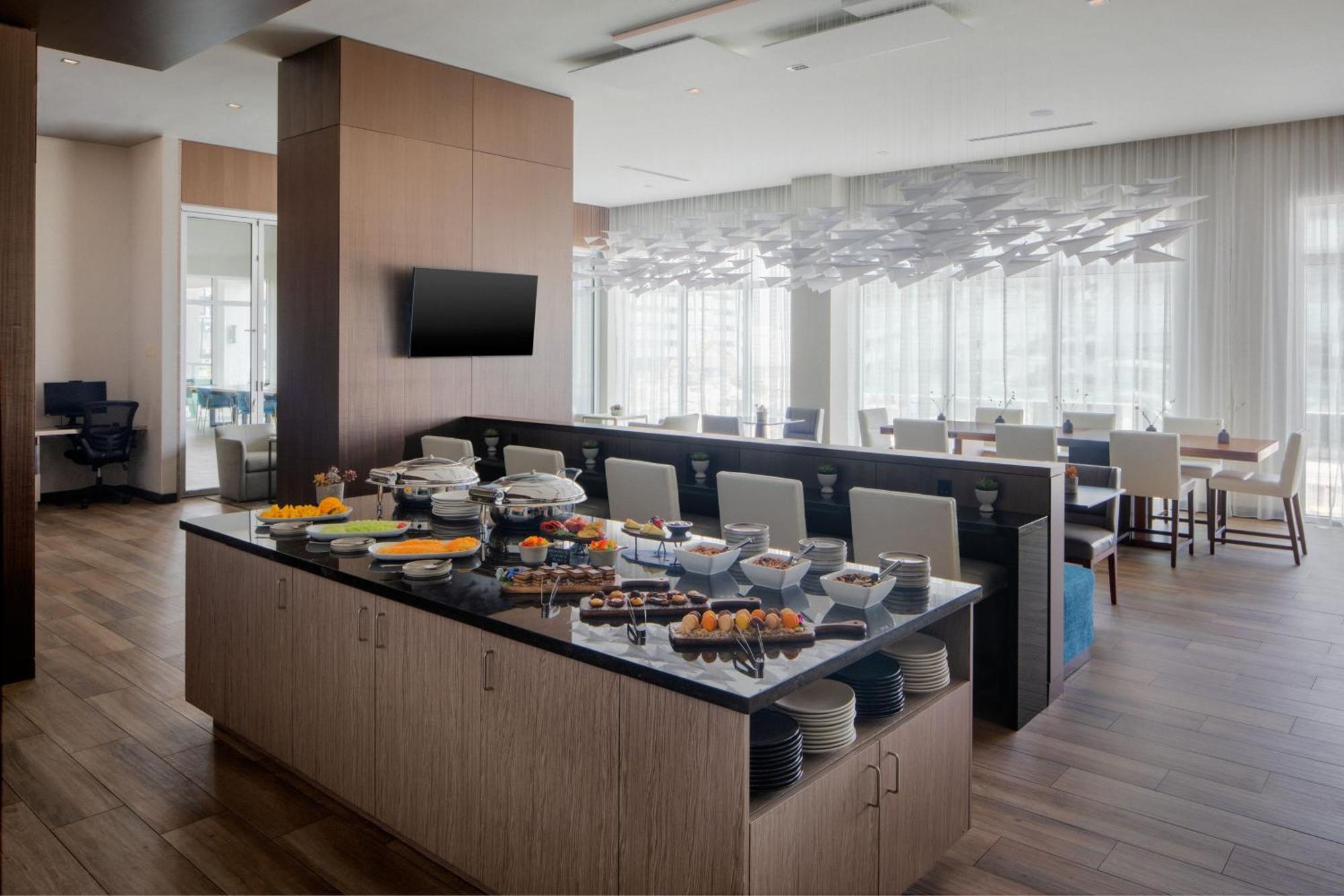 Premium Corner Club King Room with Promenade View