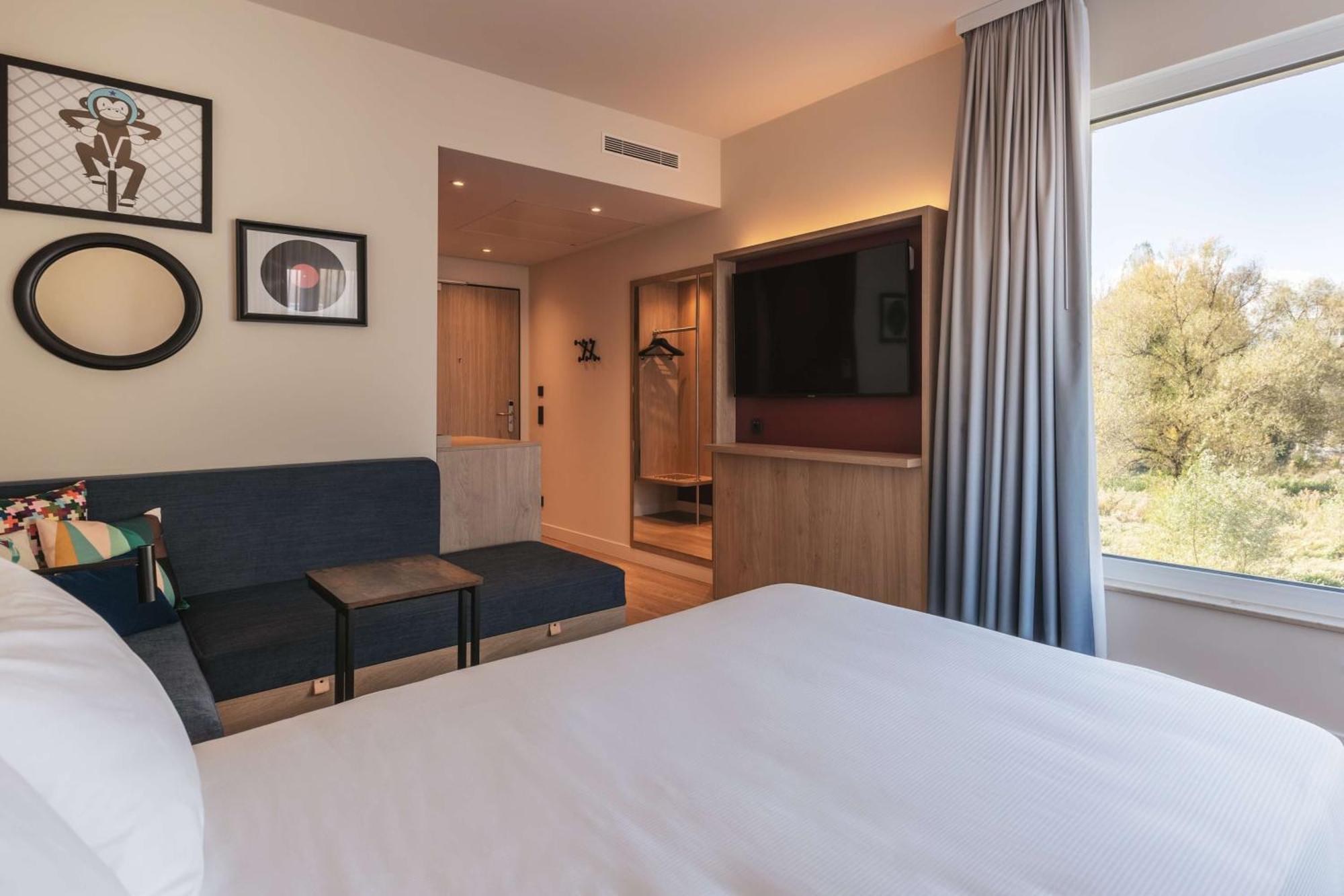 Zimmer mit Queensize-Bett und Schlafsofa