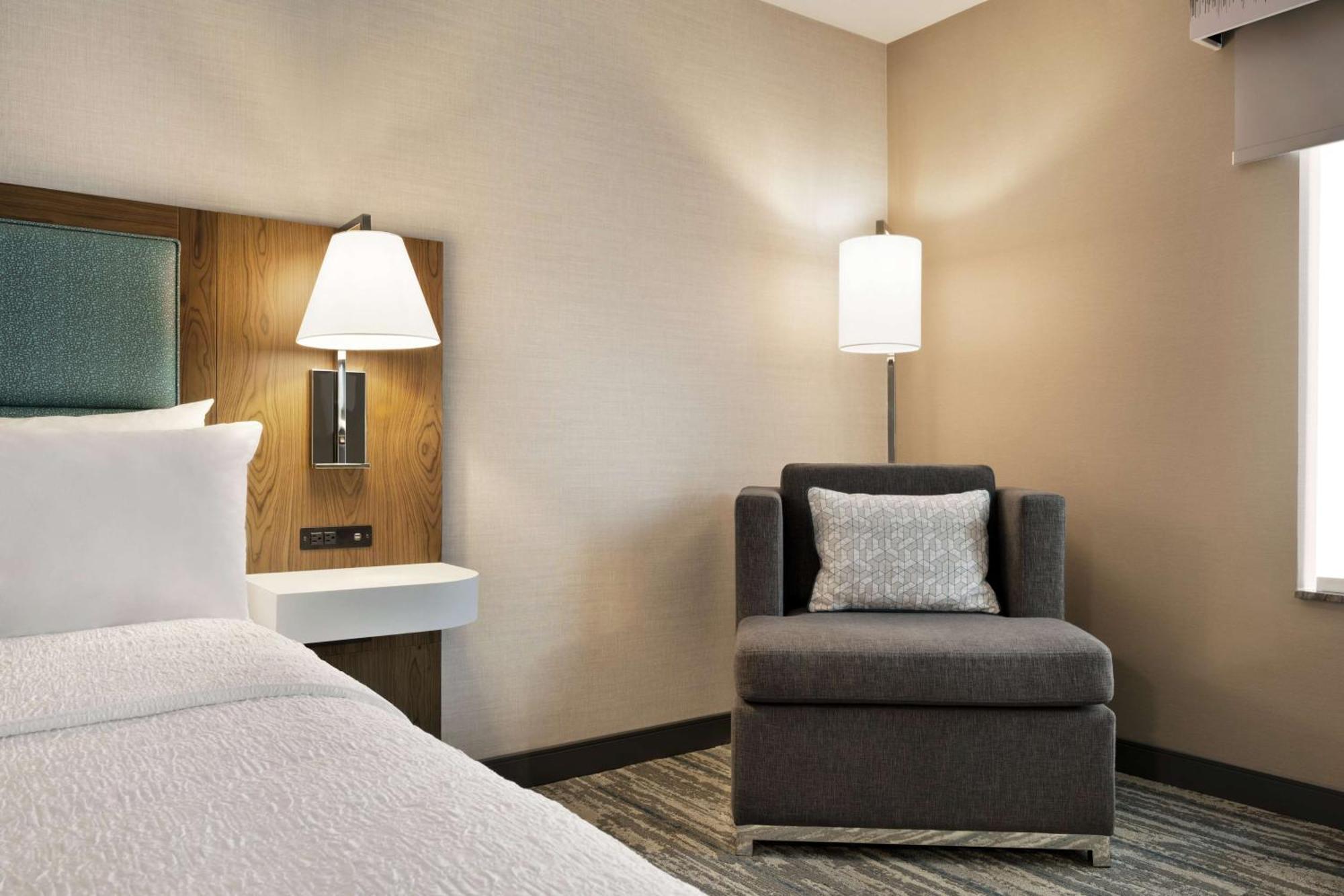 King Room with King Bed - Non-Smoking