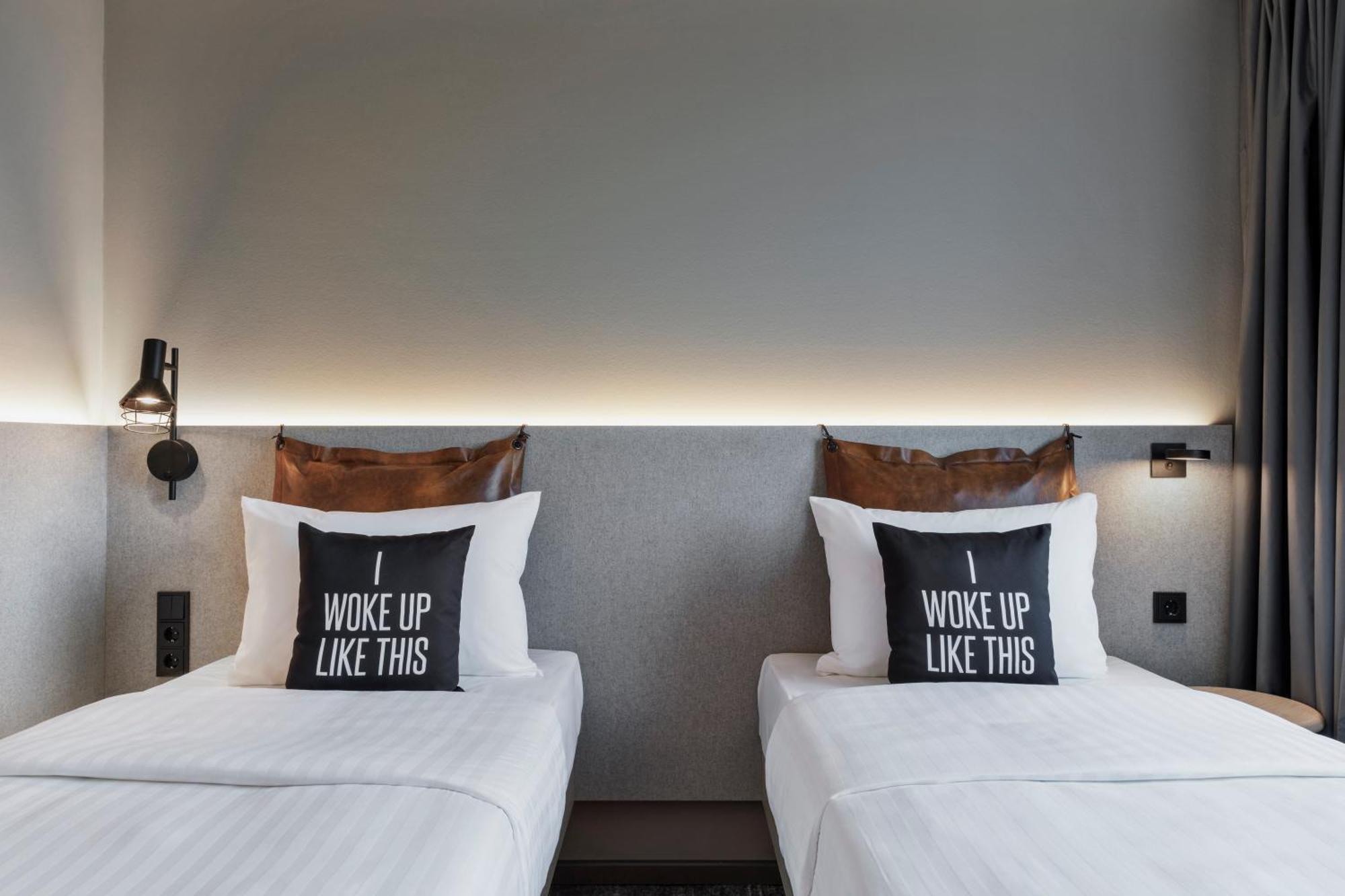 Twin Room,1558147753:JPEG