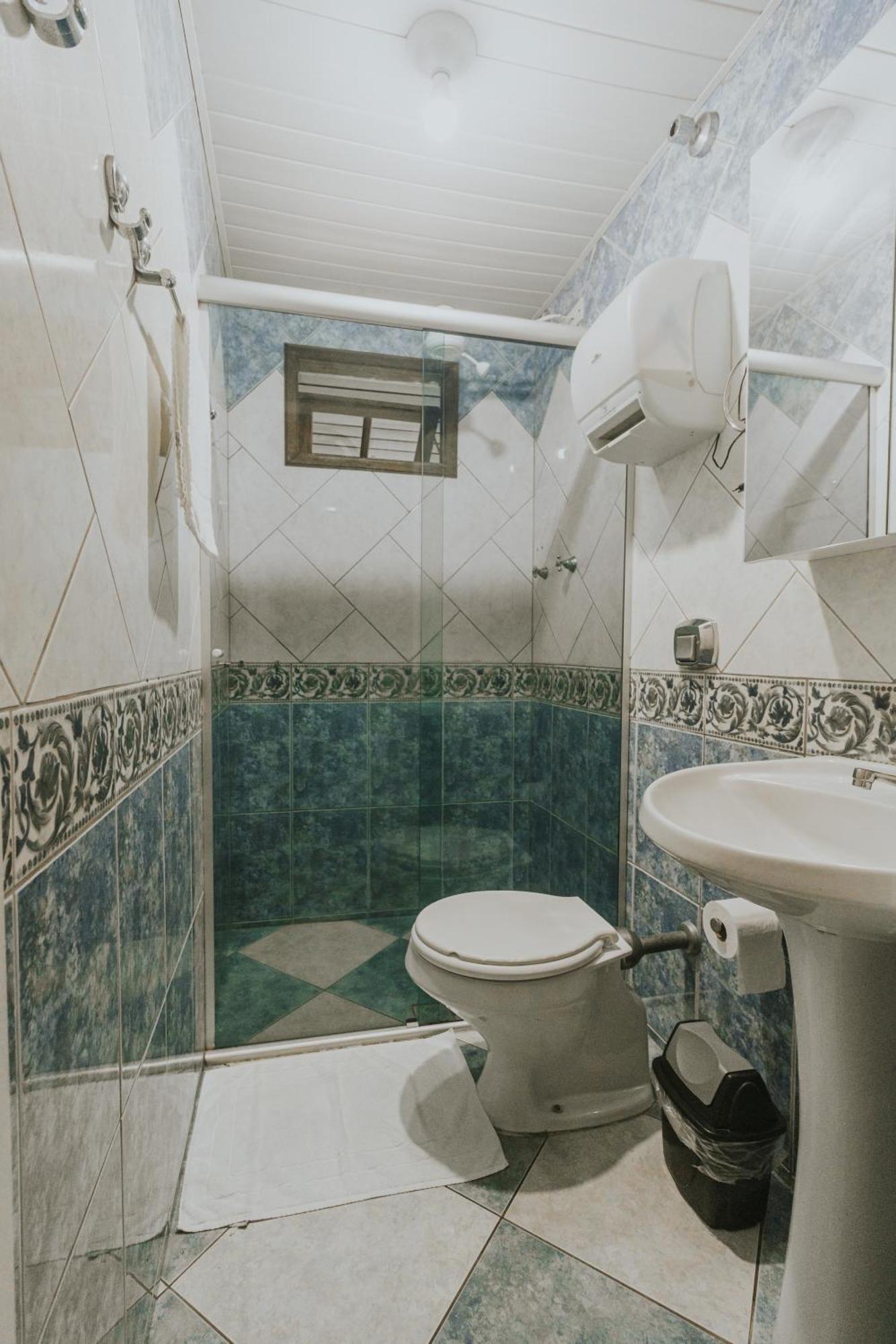 Quarto Quádruplo com Vista para a Piscina