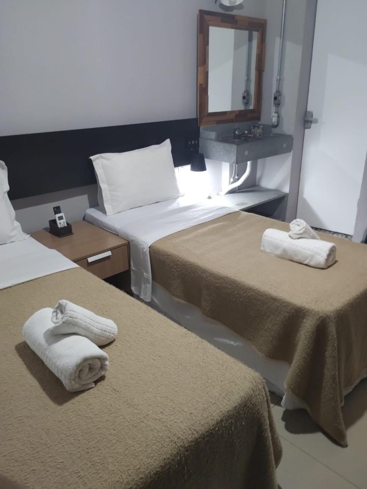 Quarto com 2 Camas de Solteiro