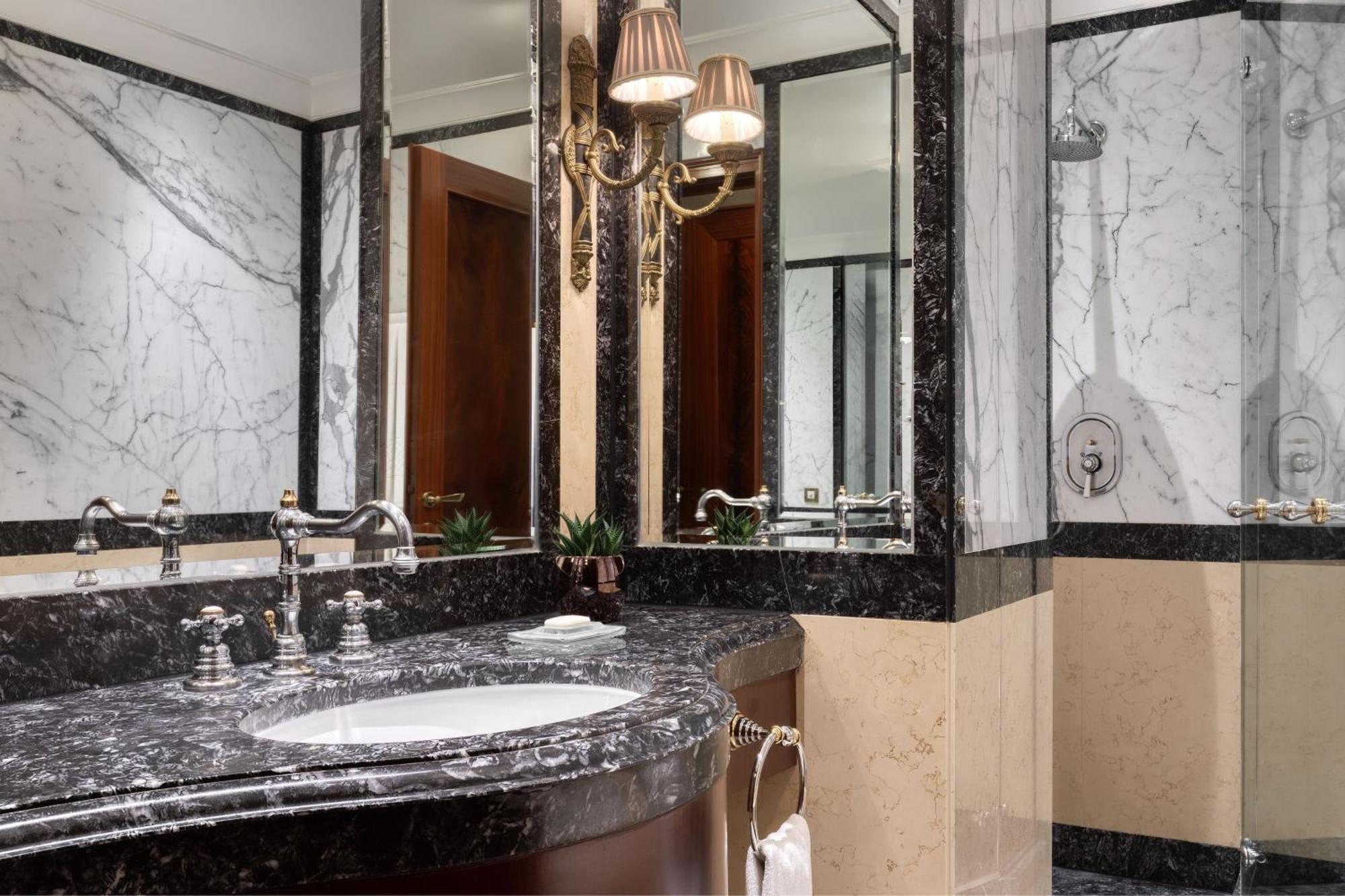 Quarto Clássico com 2 Camas de Solteiro e Vista do Pátio