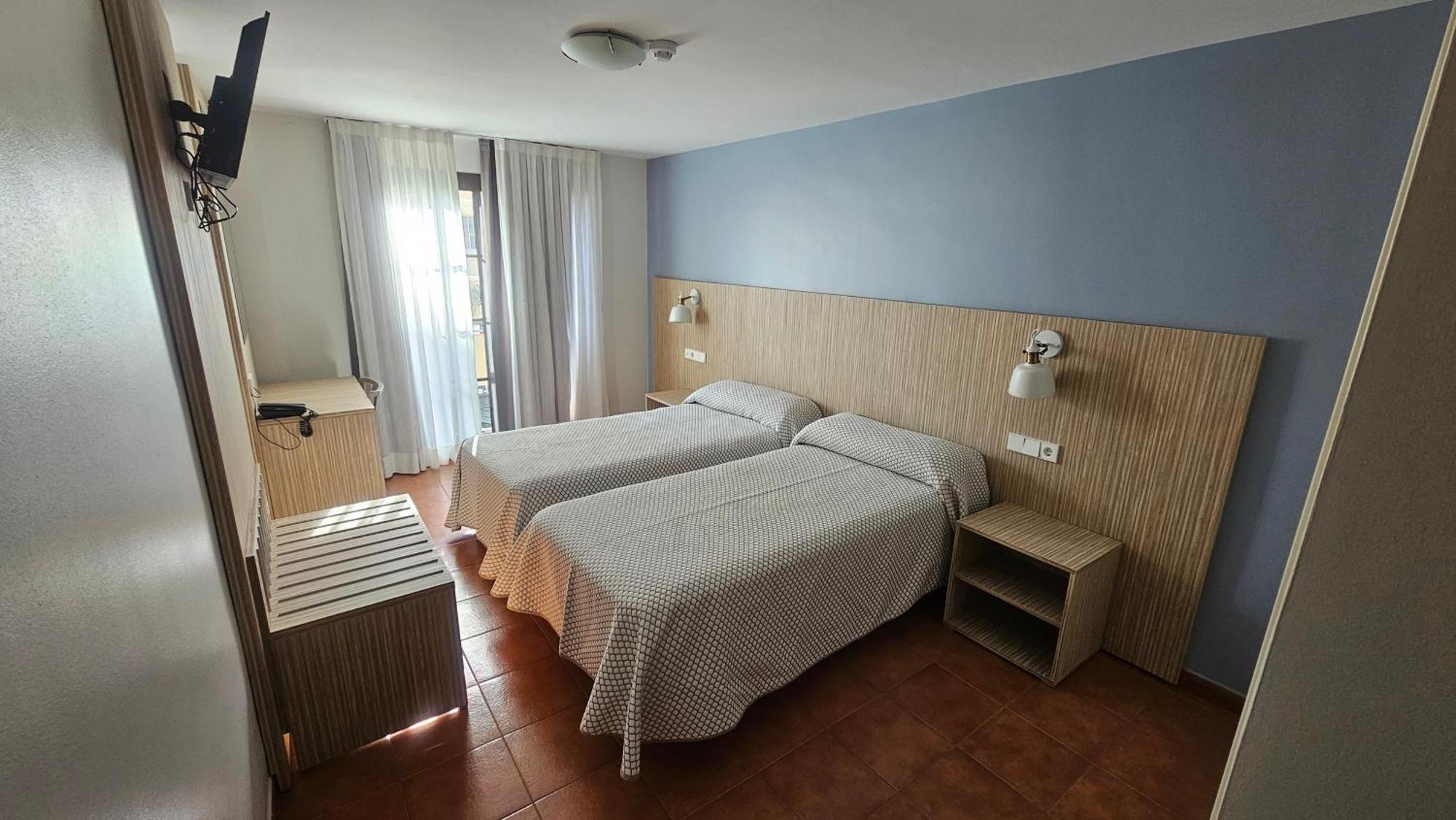 Twin Room,1572666236:JPEG
