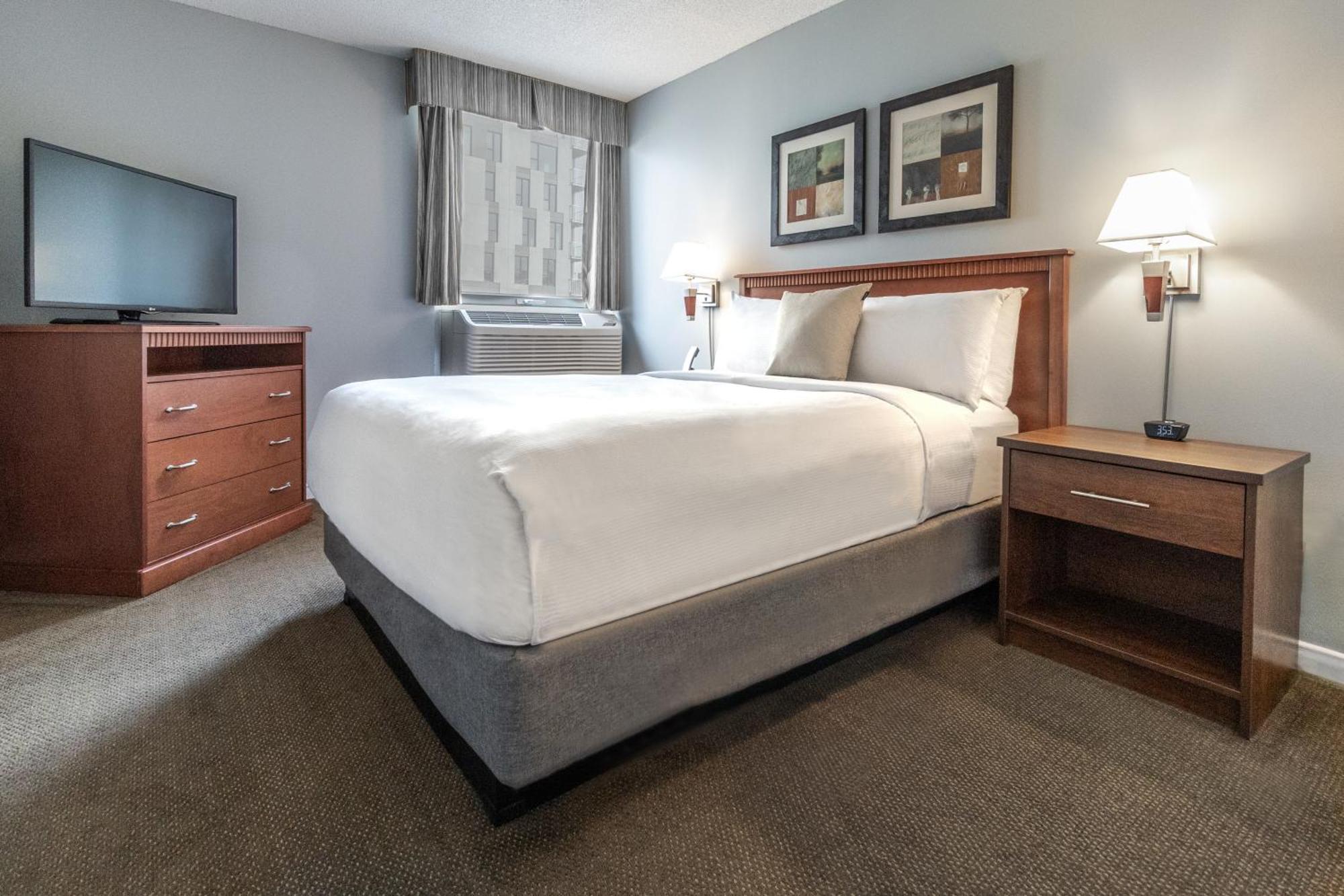 Chambre Lit Queen-Size avec Baignoire Accessible aux Personnes à Mobilité Réduite