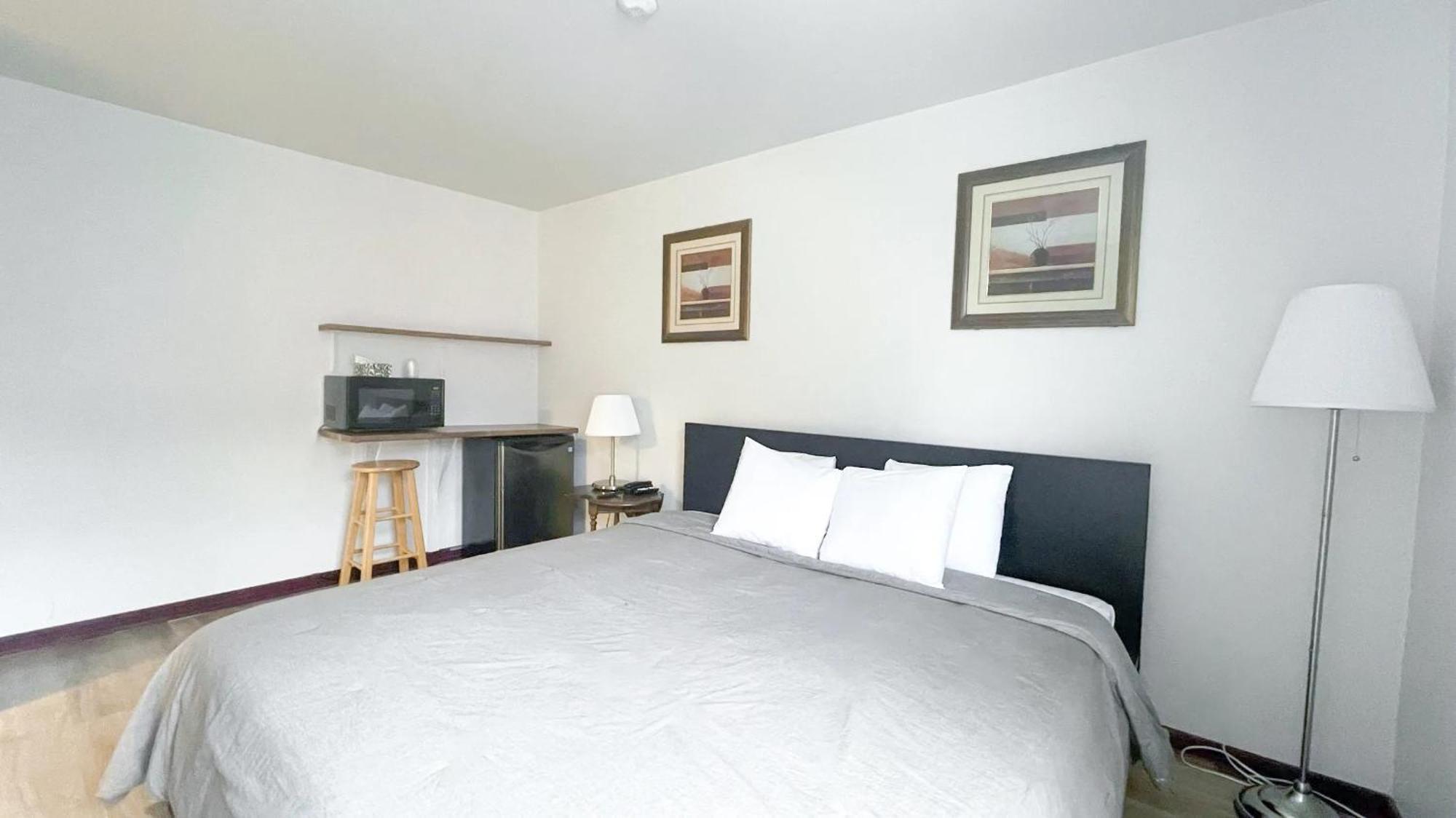 Standard Zimmer mit Kingsize-Bett