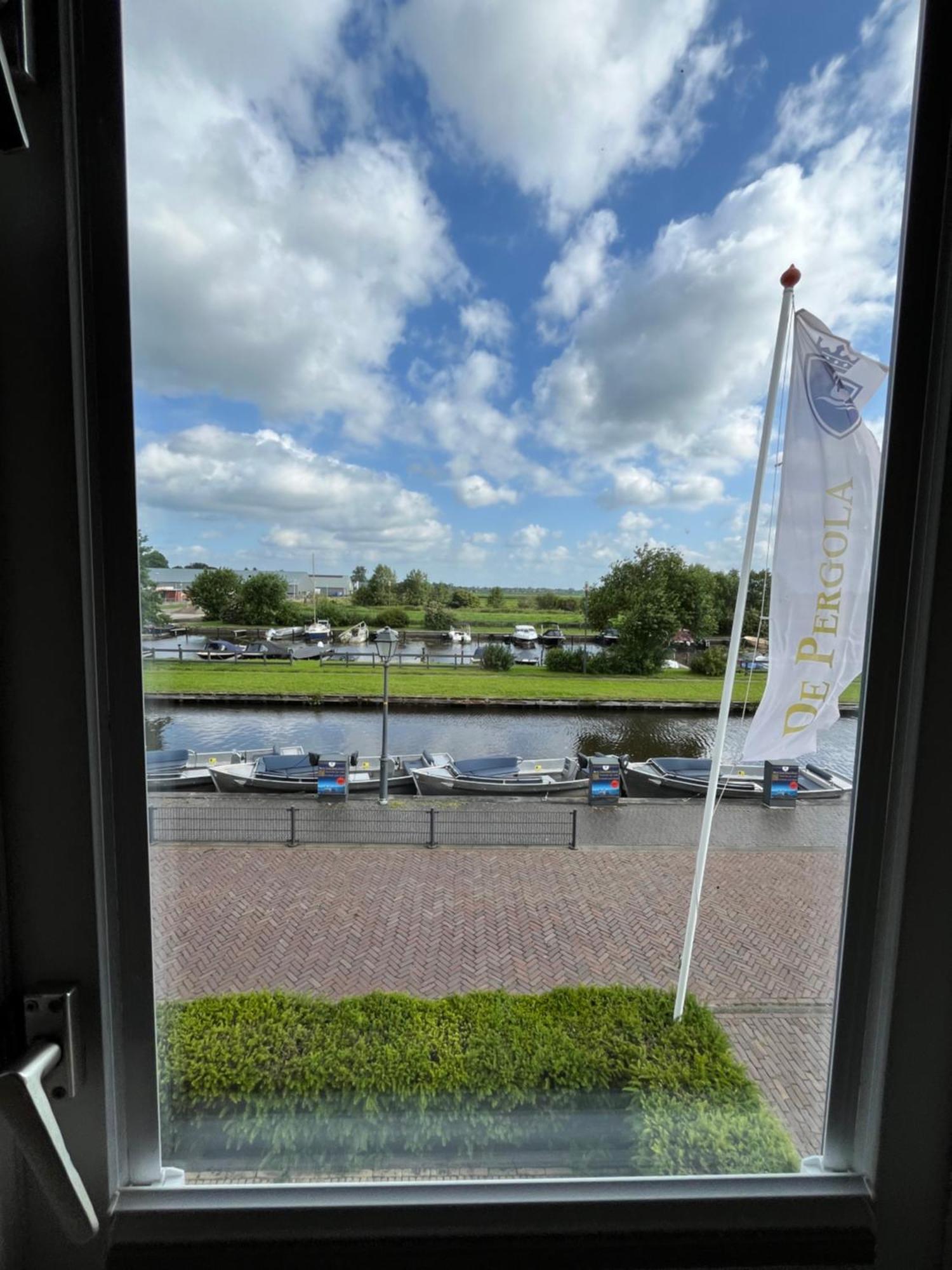 Tweepersoonskamer met 2 Aparte Bedden en Uitzicht op het Water