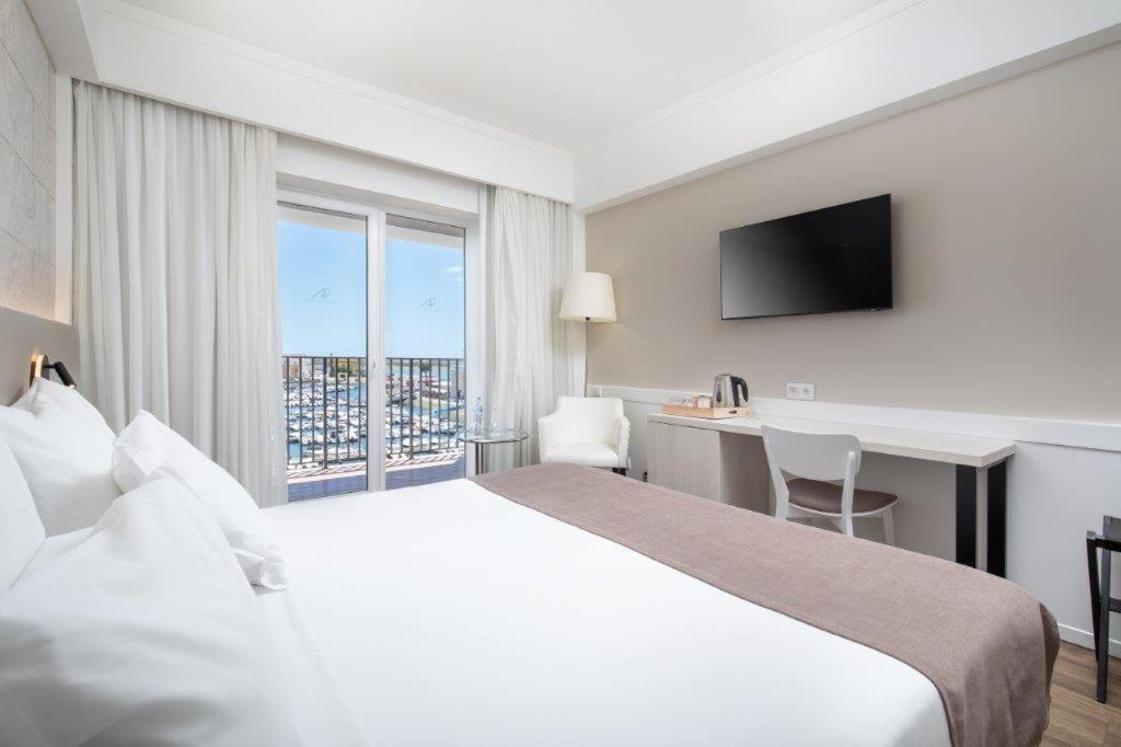 Chambre Double ou Lits Jumeaux - Vue sur Port de Plaisance