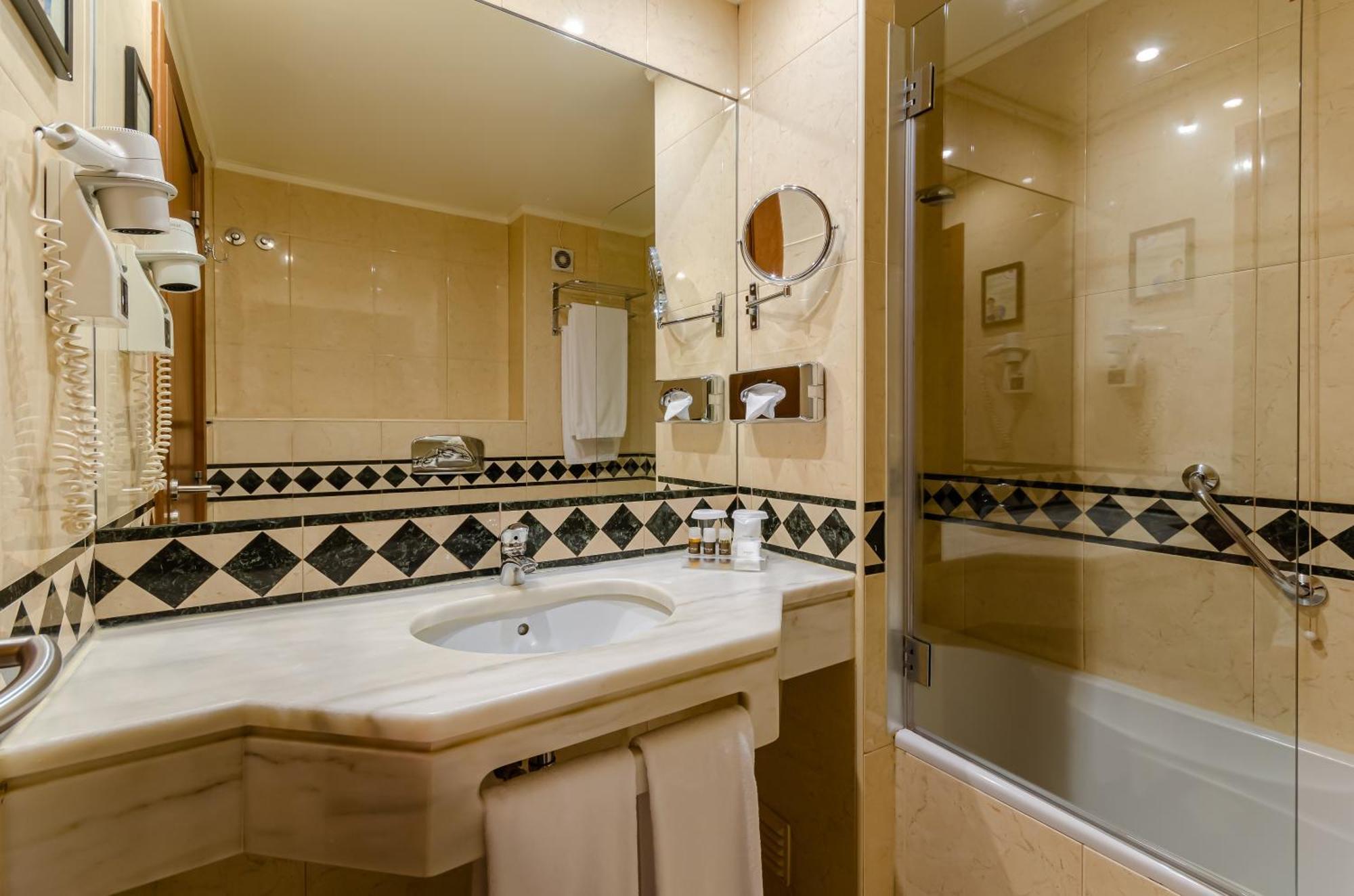 Quarto com 2 Camas de Solteiro