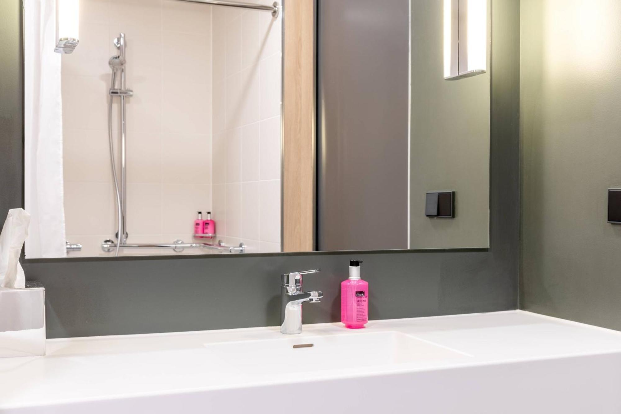 Moxy Extra Sleeper XL Kamer met queensize bed en slaapbank