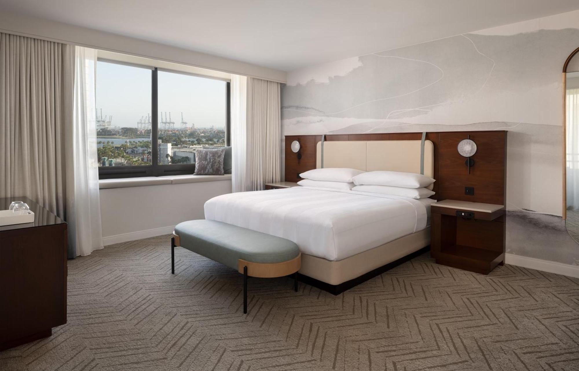Guest room, 1 King, Harbor view, Corner room, Balcony,1597559320:JPEG