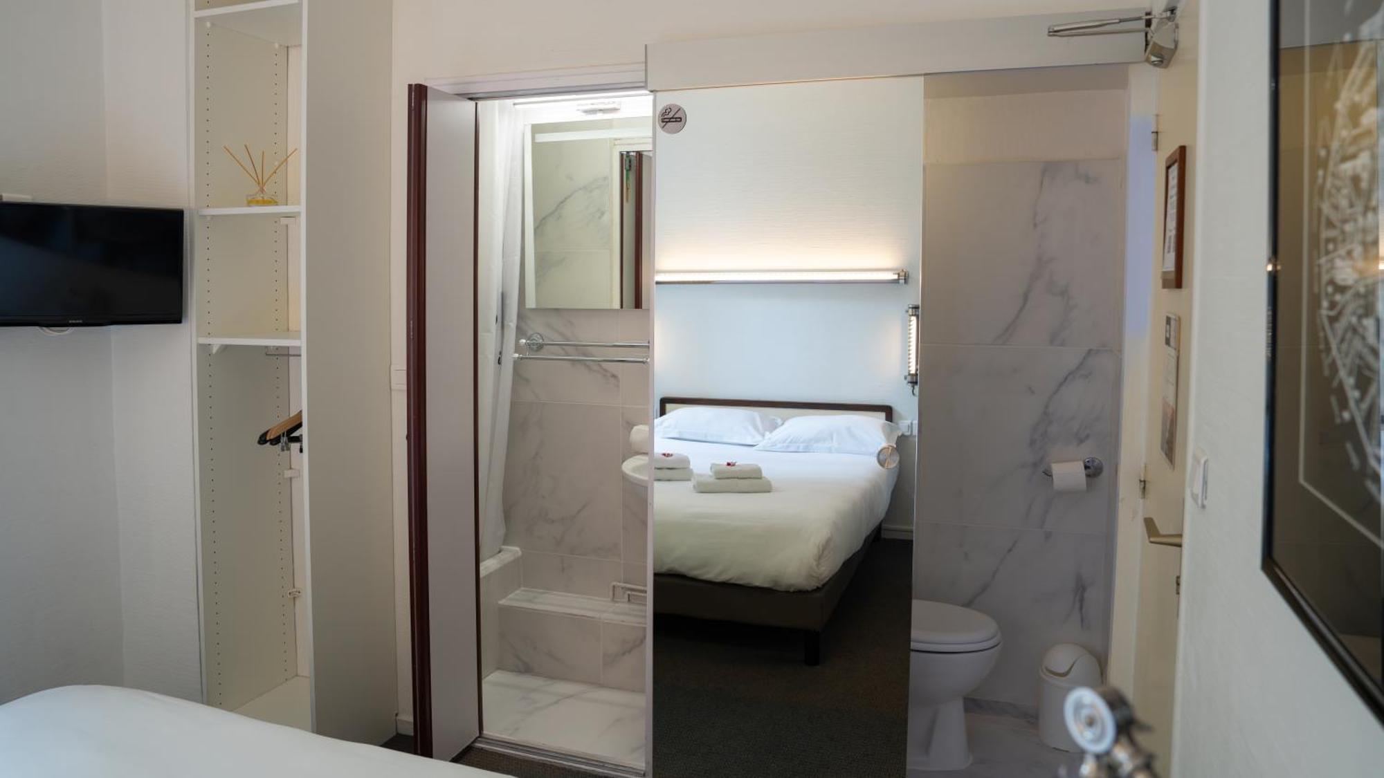 Habitación Doble con baño pequeño - Lado del patio