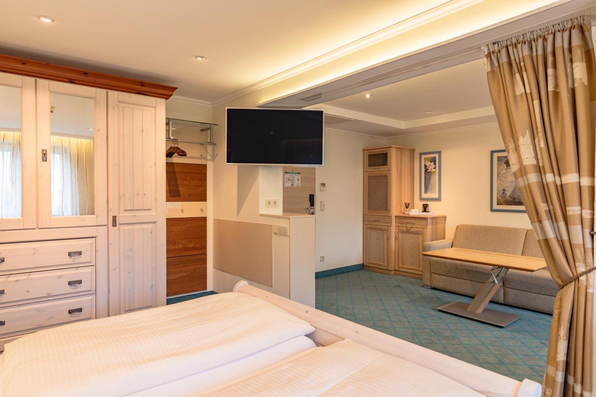 Executive Suite,1604069050:JPEG