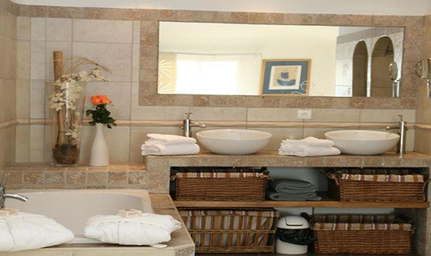 Chambre Double ou Lits Jumeaux de Luxe avec Terrasse et Vue sur la Mer