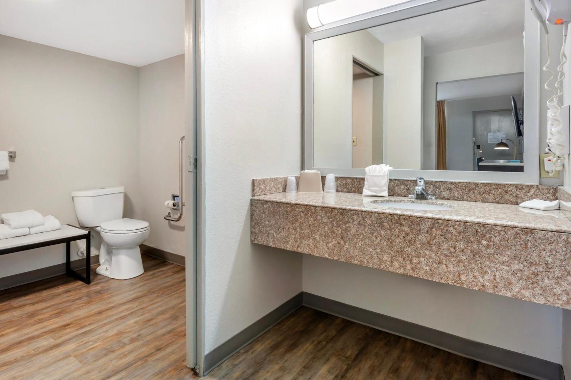 Duluxe King Room Disability Access Roll Shower Non-Smoking,1705898832:JPEG