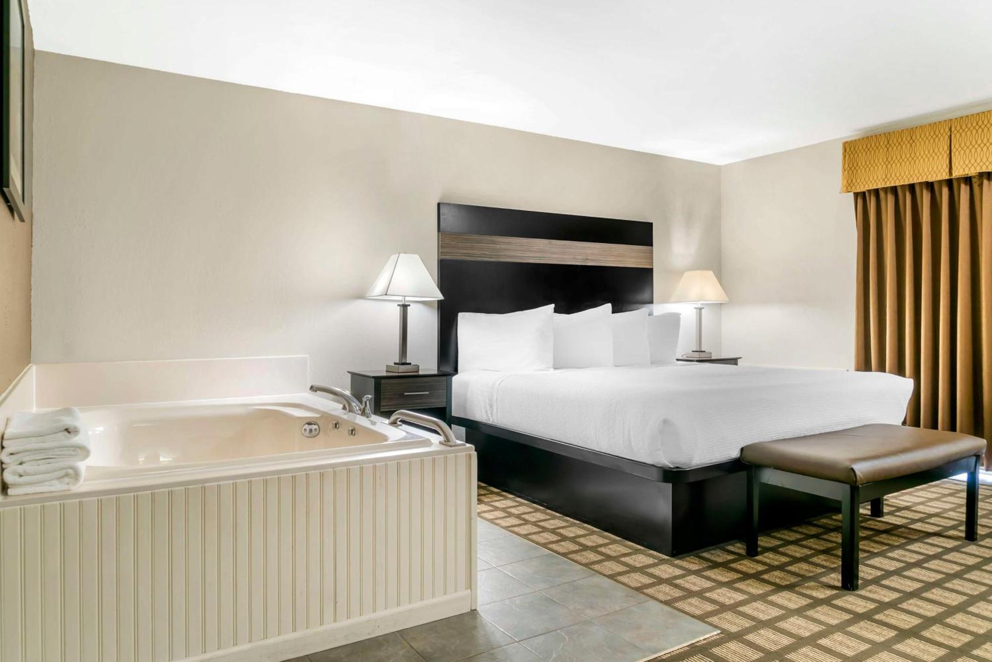 King Room with Spa Bath and Courtyard Access - Exterior Entrance/Non-Smoking