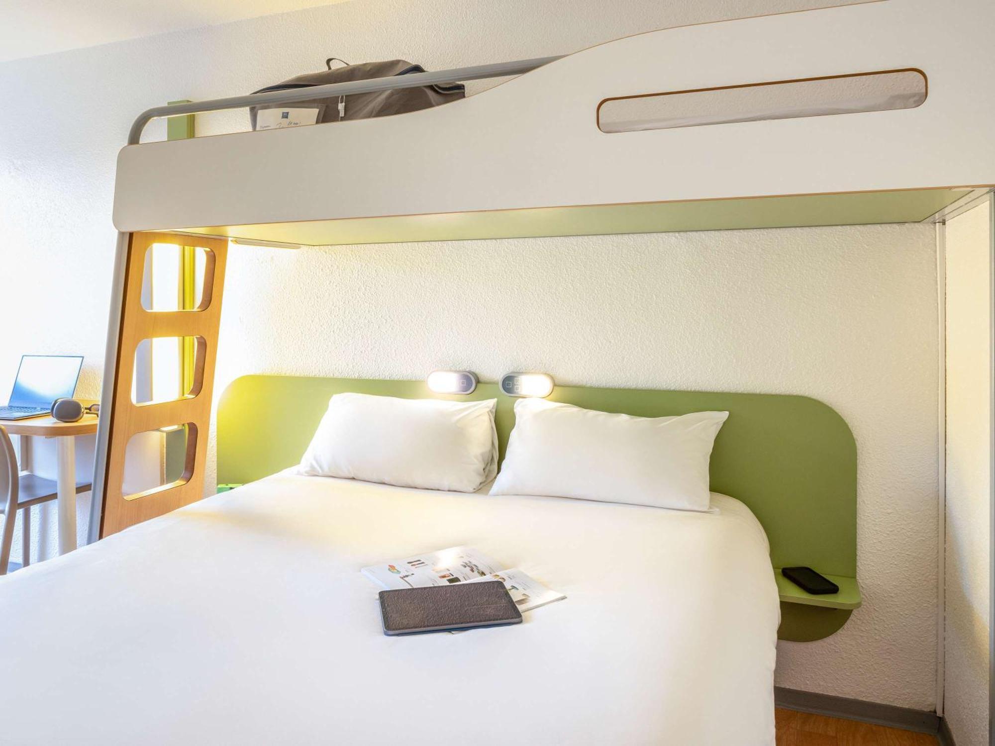 Chambre Triple avec 1 Lit Double et 1 Lit Superposé