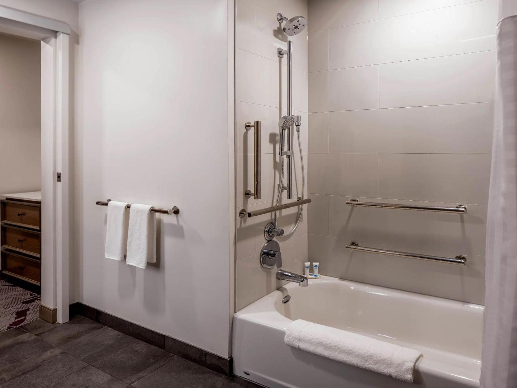 Studio-Suite mit Kingsize-Bett, Küche, Badewanne und Schlafsofa – barrierefreier Zugang