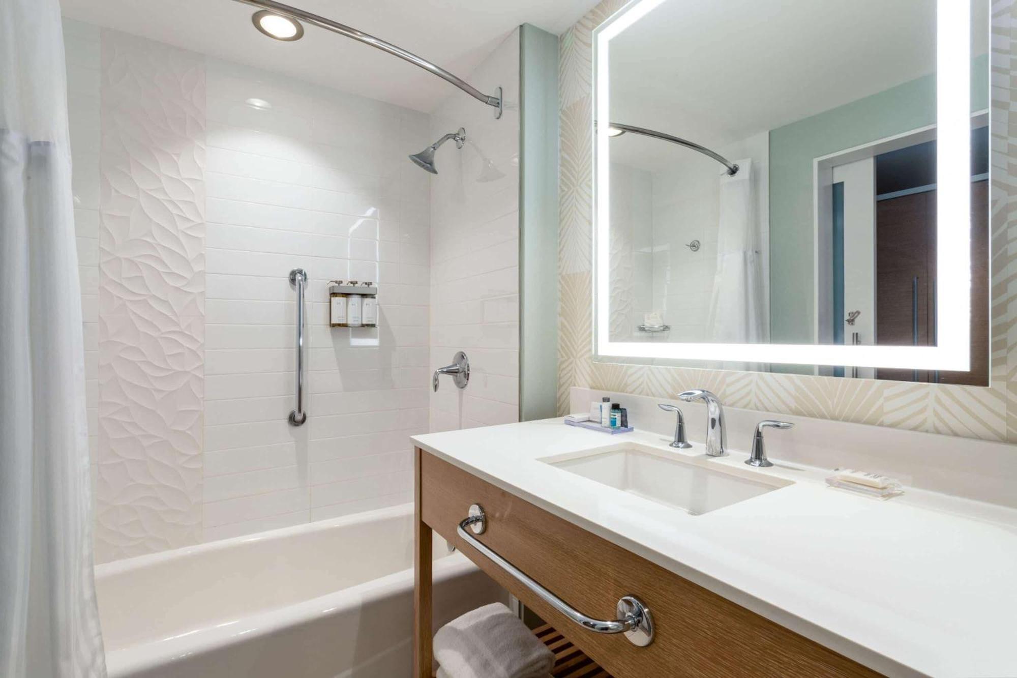 Deluxe King Room Intracoastal View