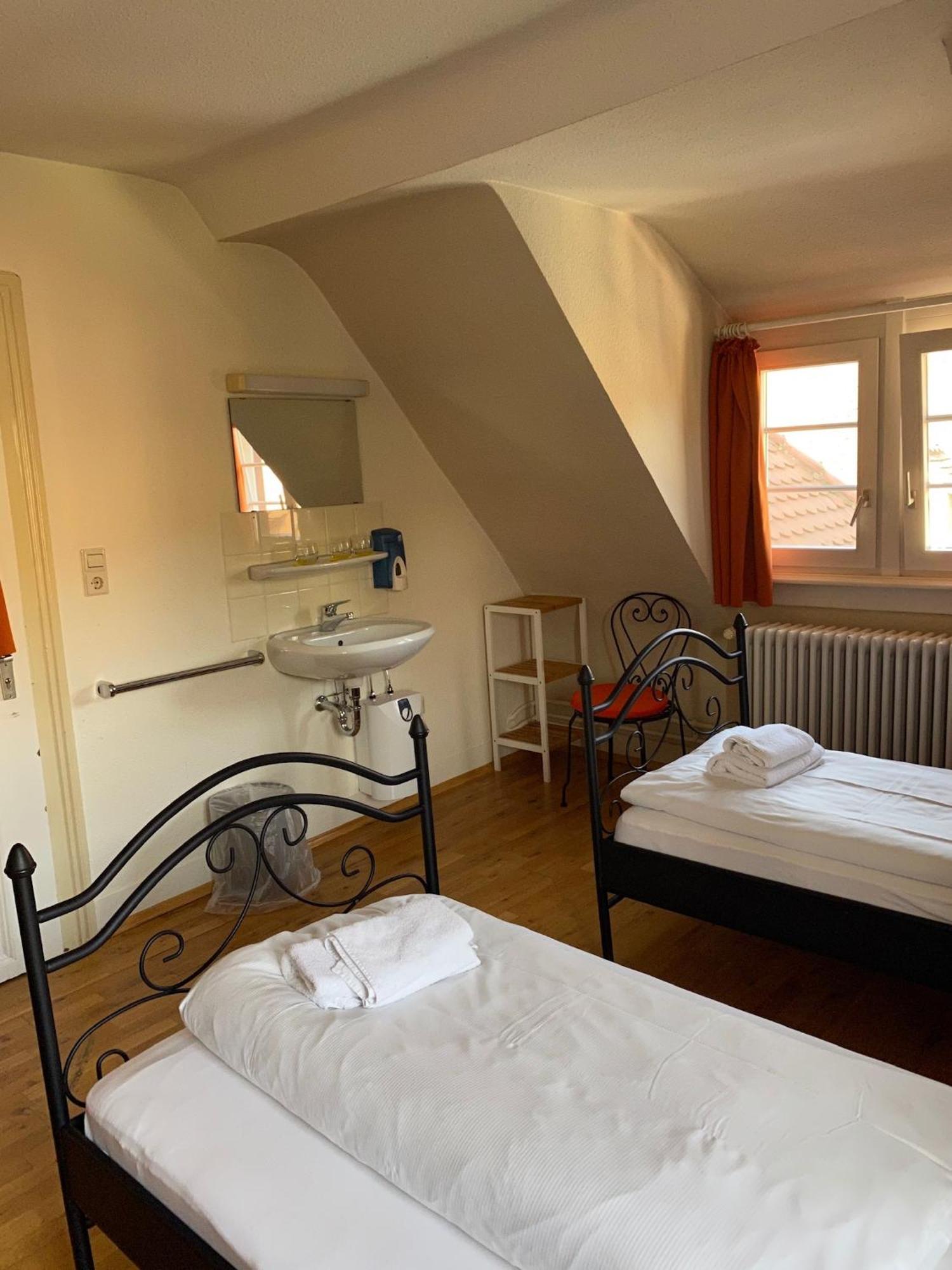 Basic Dreibettzimmer mit Gemeinschaftsbad