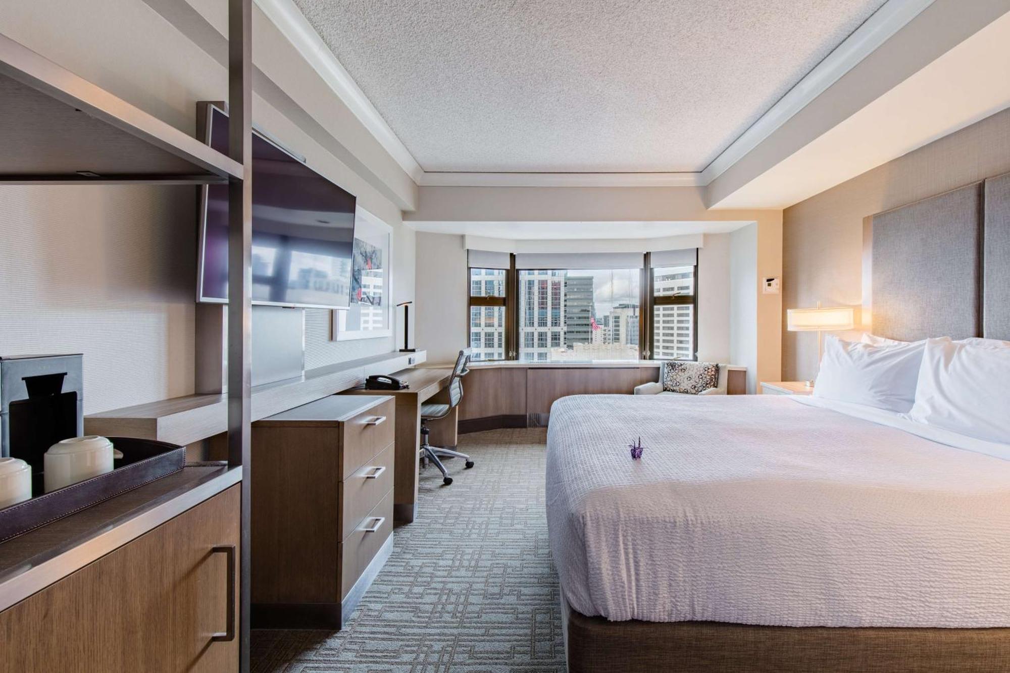 Executive Zimmer mit Kingsize-Bett und Aussicht über die Skyline