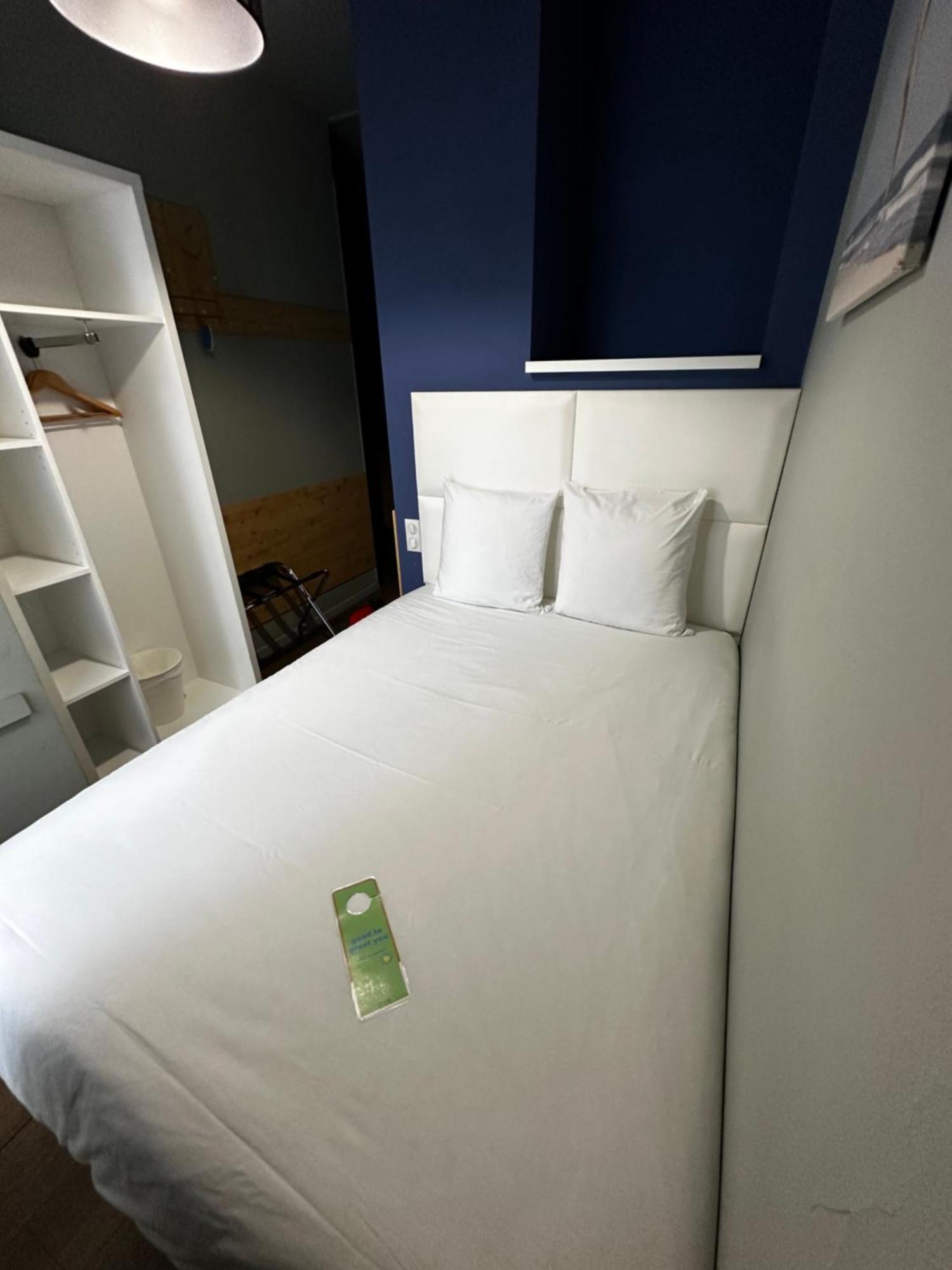 Chambre Simple Pop avec 1 Grand Lit Simple