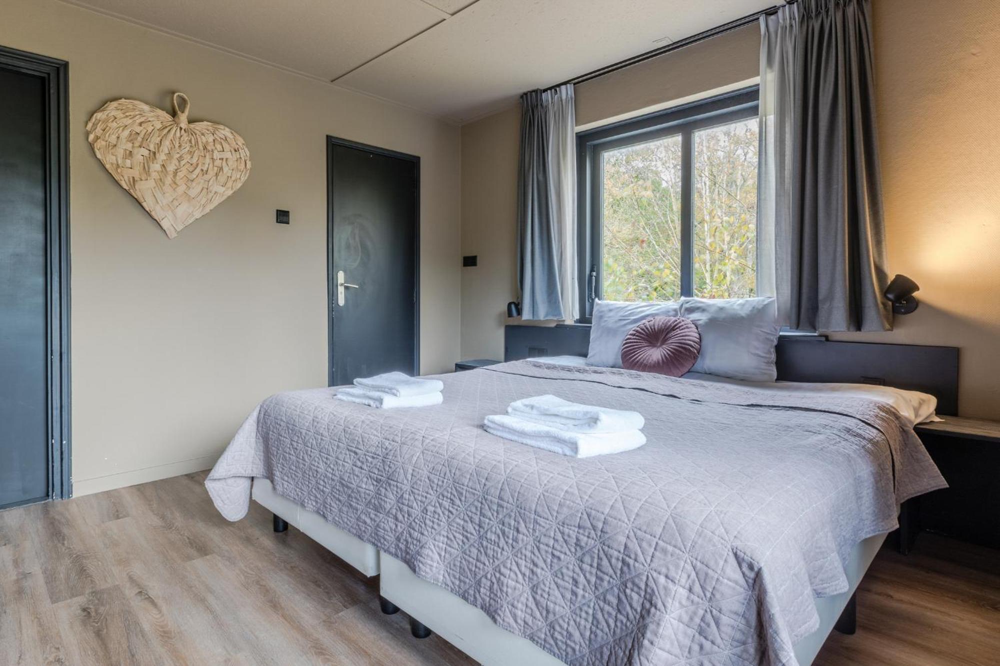 Tweepersoonskamer met 2 Aparte Bedden en Eigen Badkamer