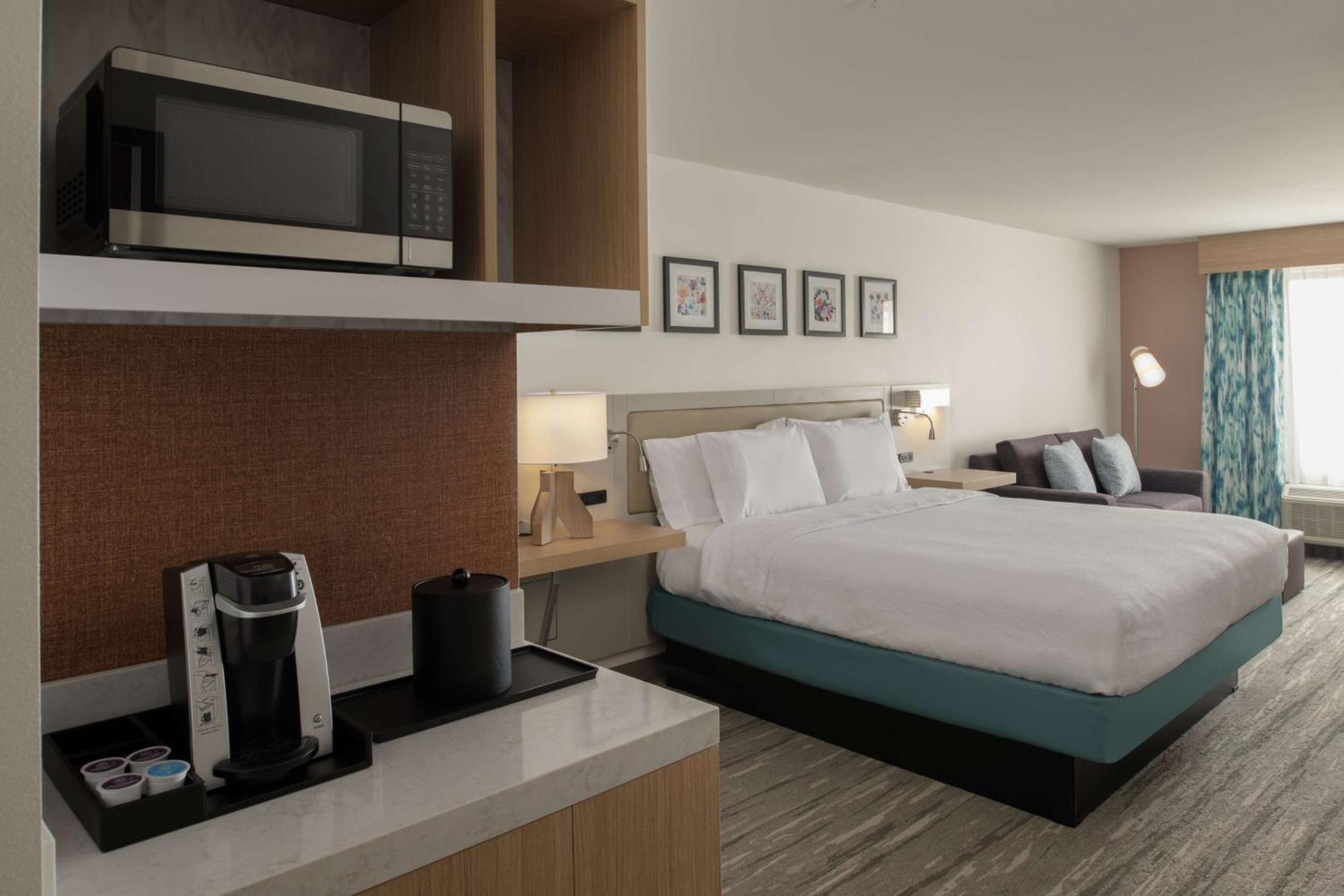 King Room with Sofa Bed - Hearing Accessible,1626366716:JPEG