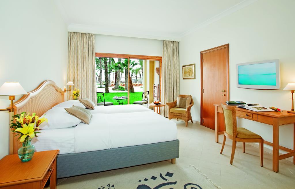 Chambre Lit King-Size Classique - Vue sur Piscine