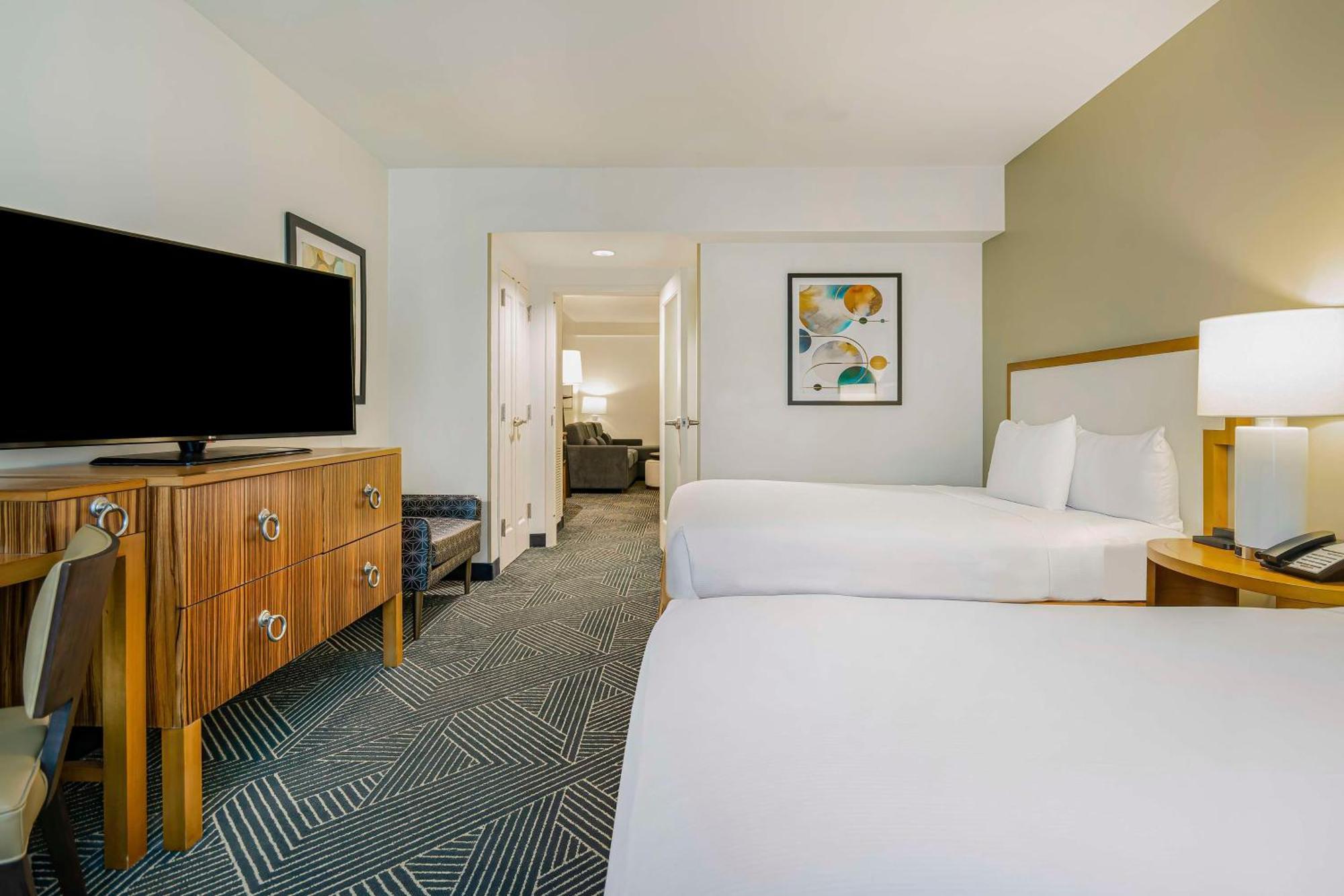 One-Bedroom Corner Suite Two Queen Beds City View,1628654015:JPEG