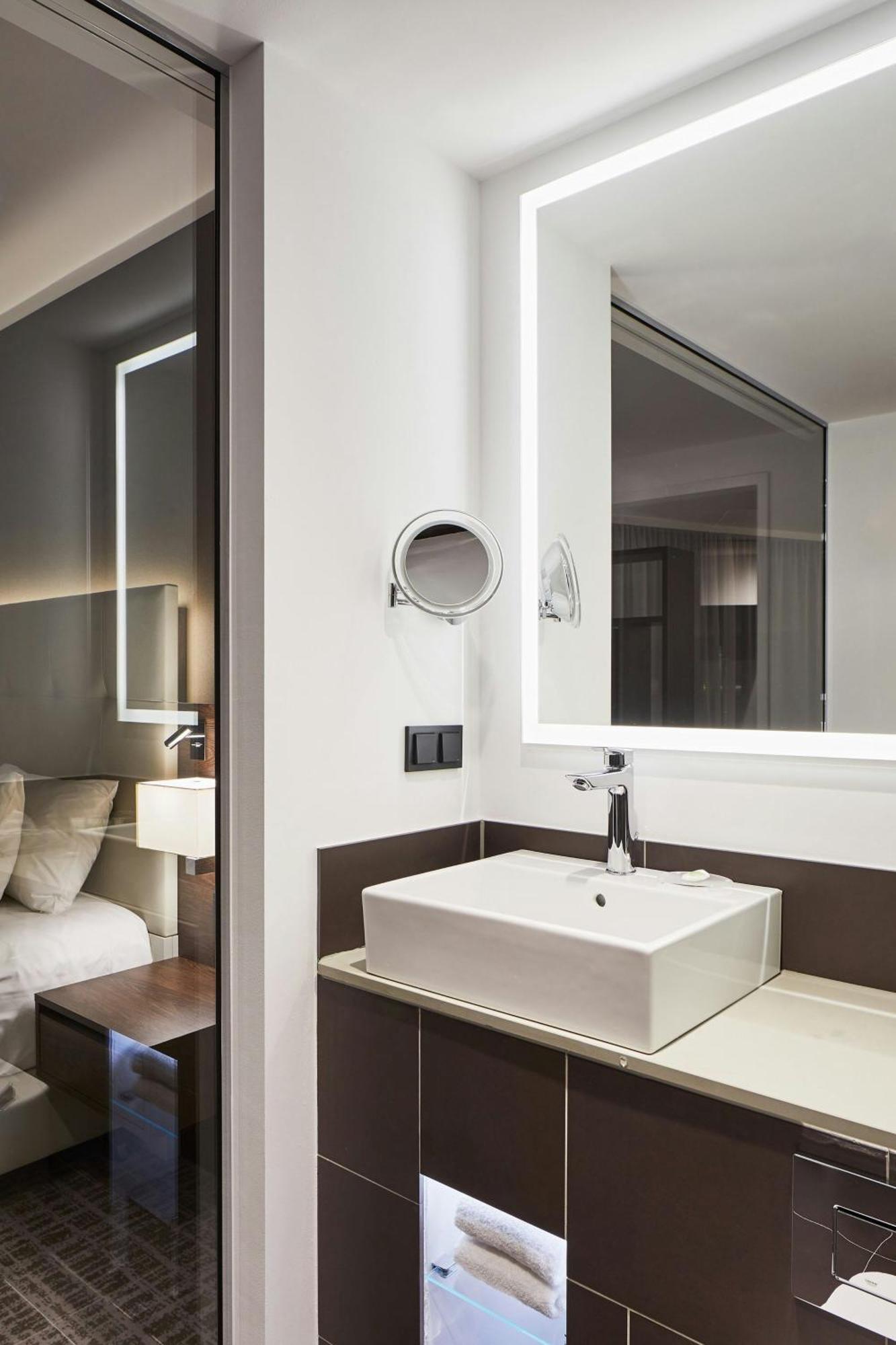 Standard Doppelzimmer mit Kingsize-Bett und Parkblick