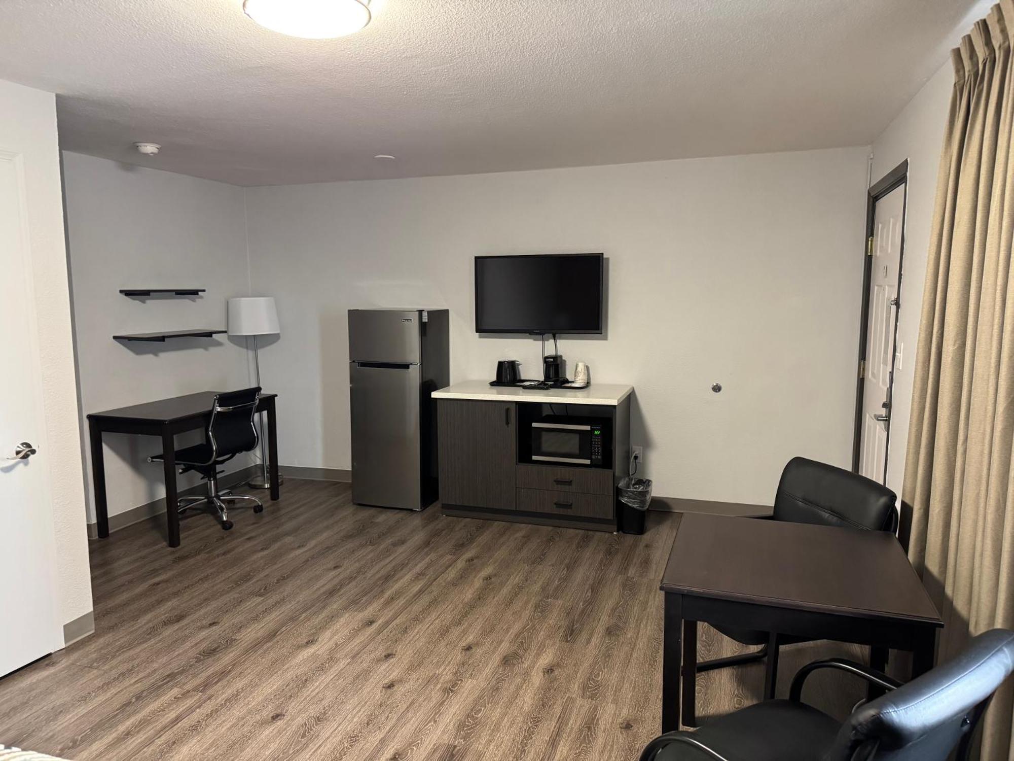 1 KING BED | SUITE, NON-SMOKING, MICFRIDGE