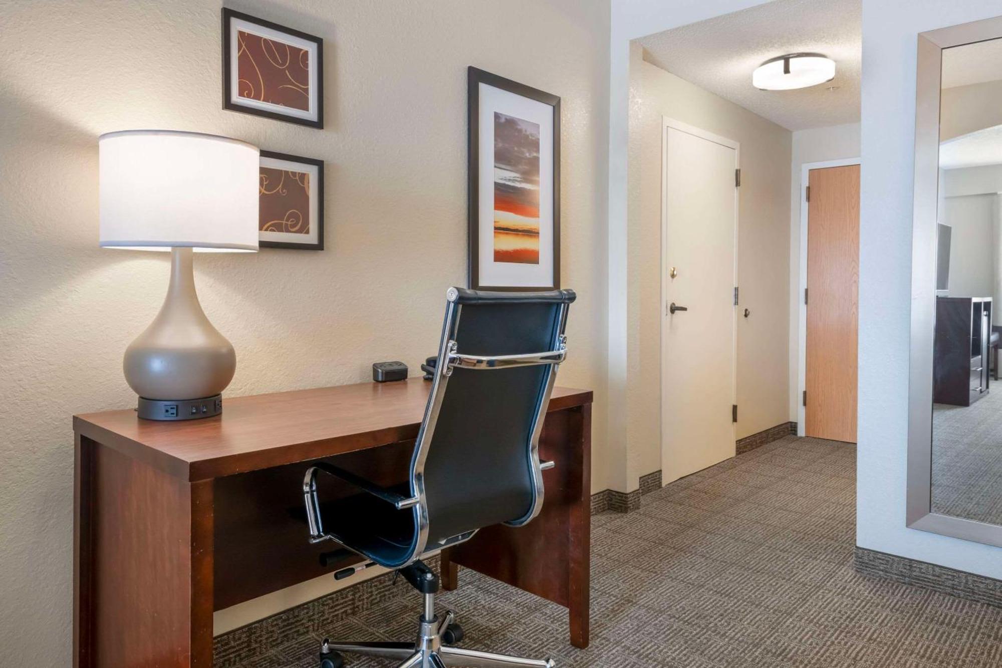 Deluxe Suite with Two Double Beds- Non-Smoking