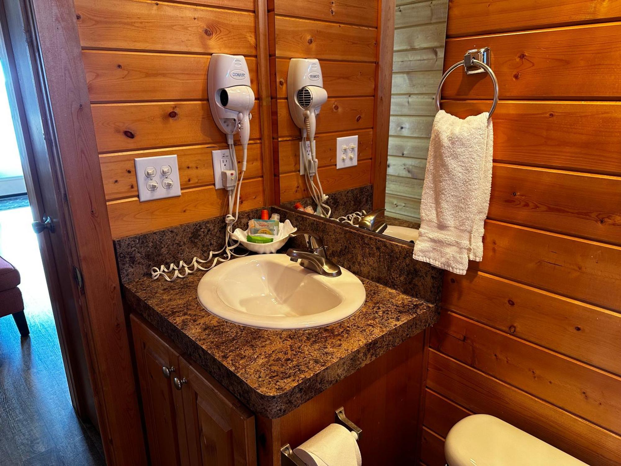 One-Bedroom Cottage,1639594069:JPEG