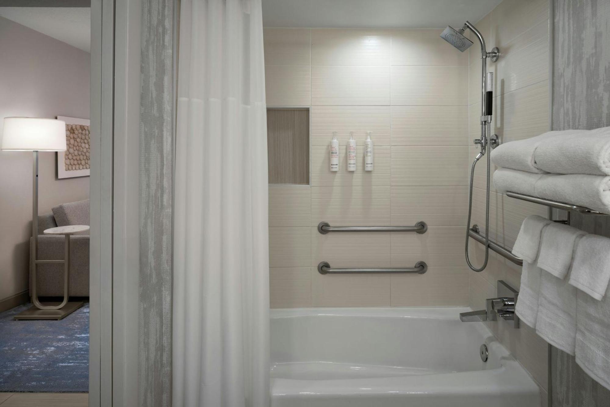 One-Bedroom King Suite with Waterfront View and Adapted Tub - Mobility and Hearing Accessible