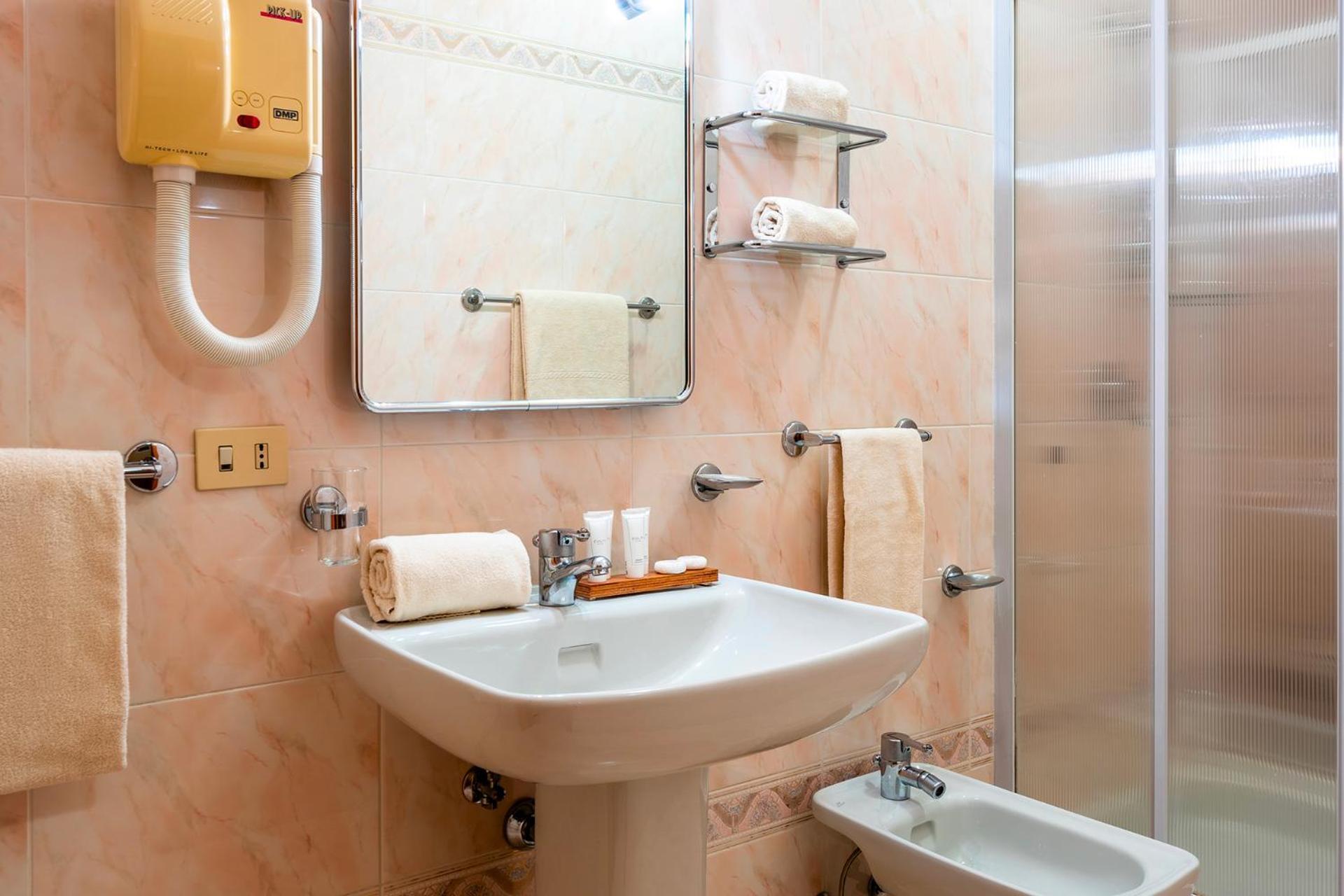 Camera Quadrupla Economy